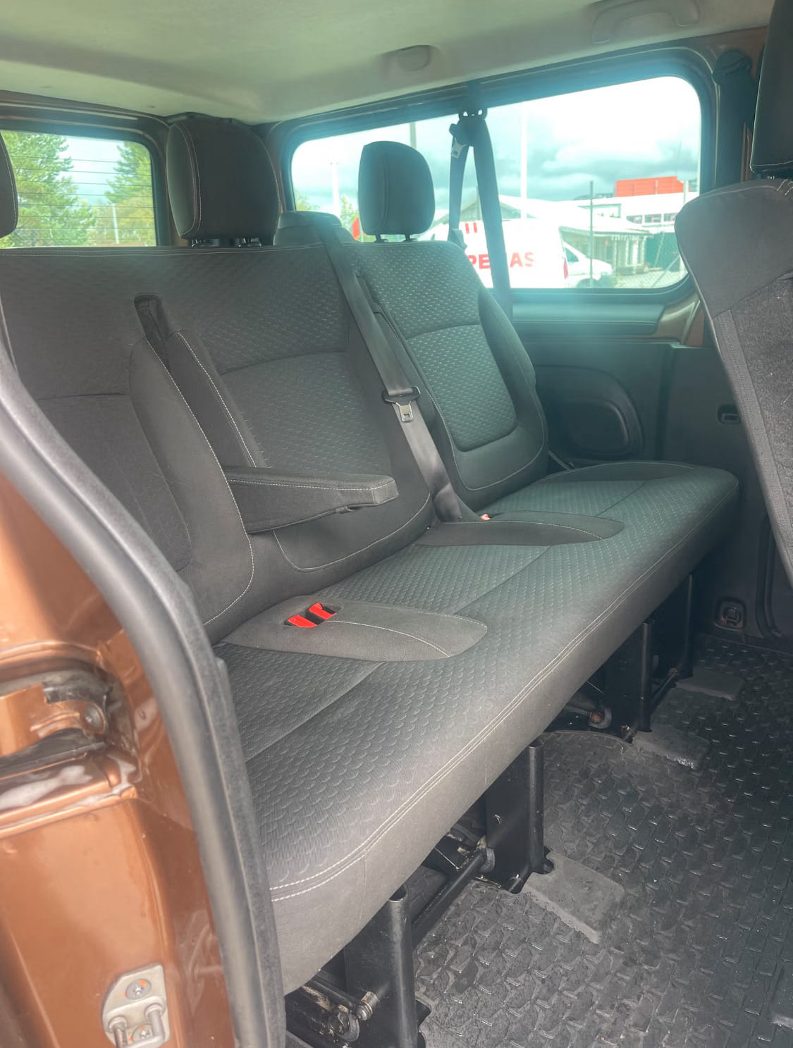 Opel Vivaro Minibuss med Bluetooth audio