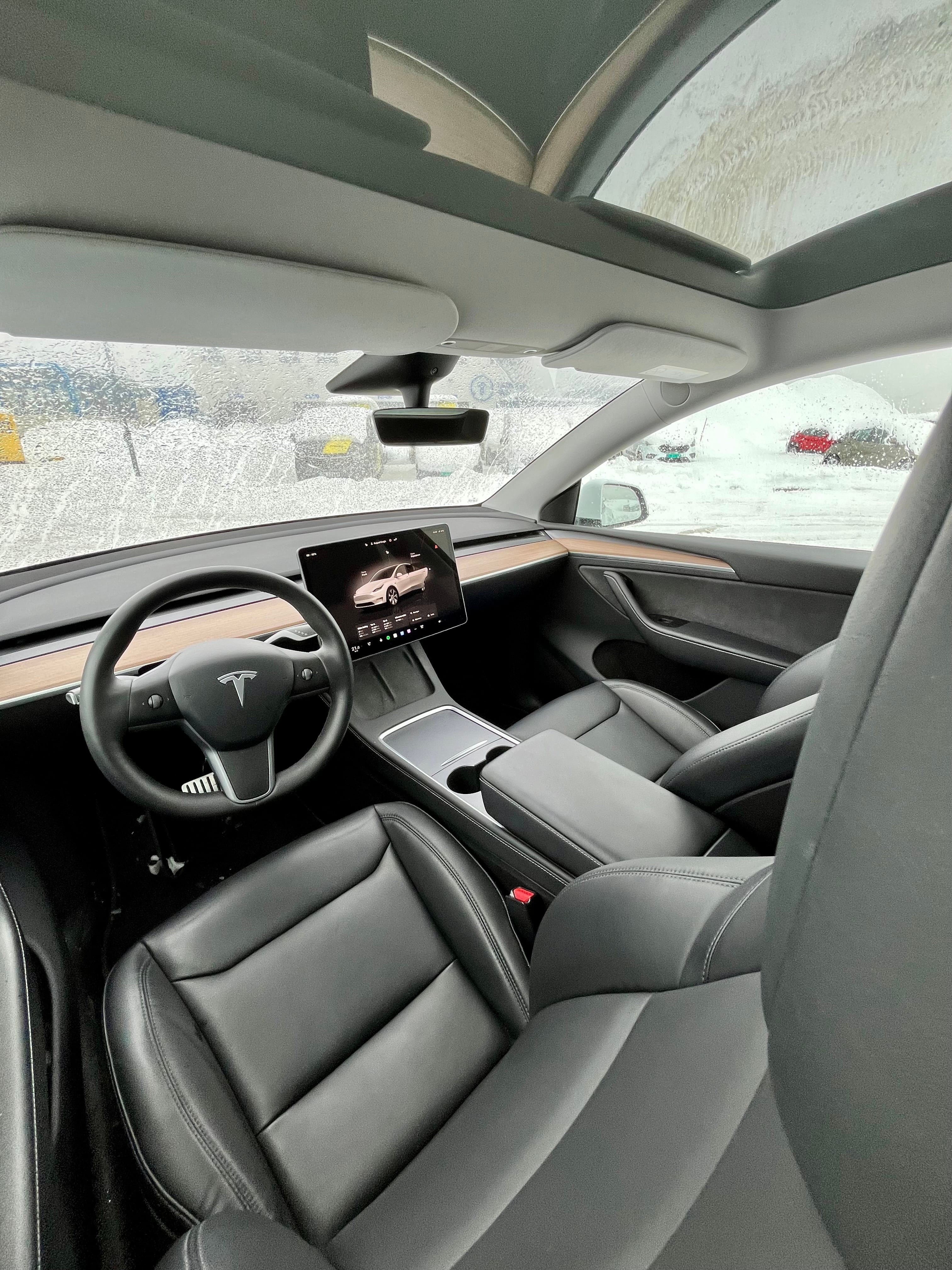 Tesla Model Y Performance med Babysete