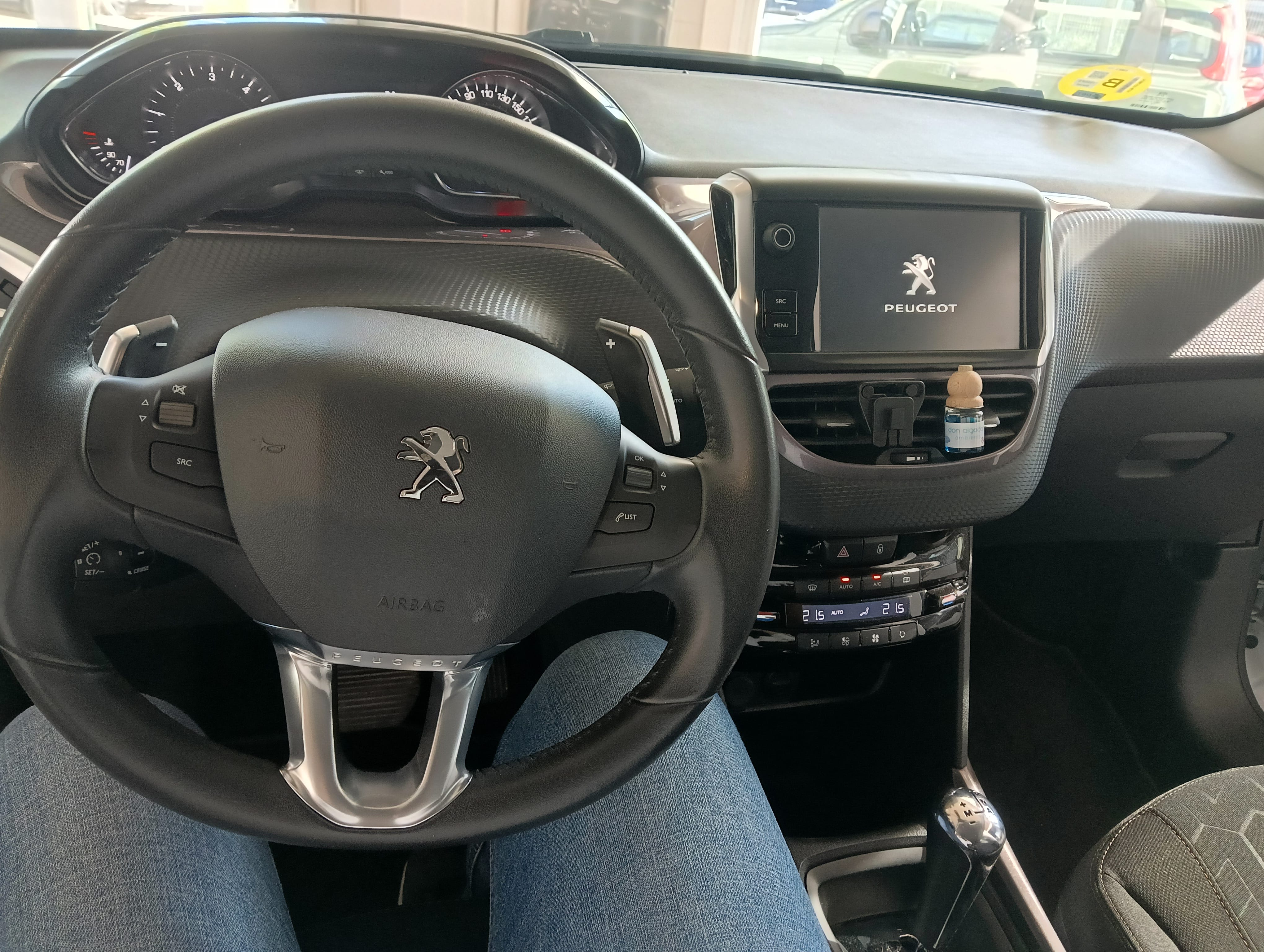 Peugeot e-2008 con GPS