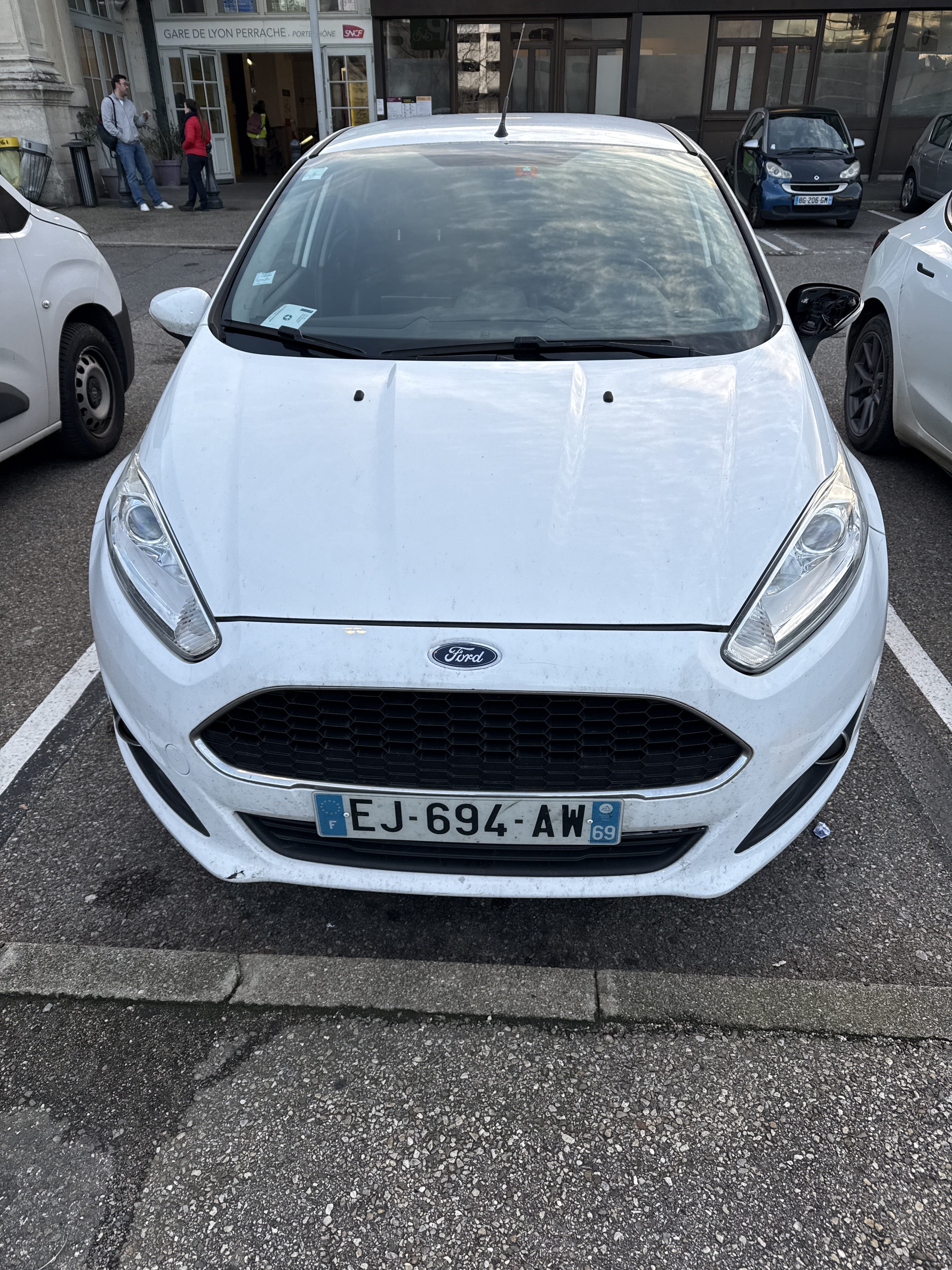 Ford Fiesta EJ694AW avec Chaines