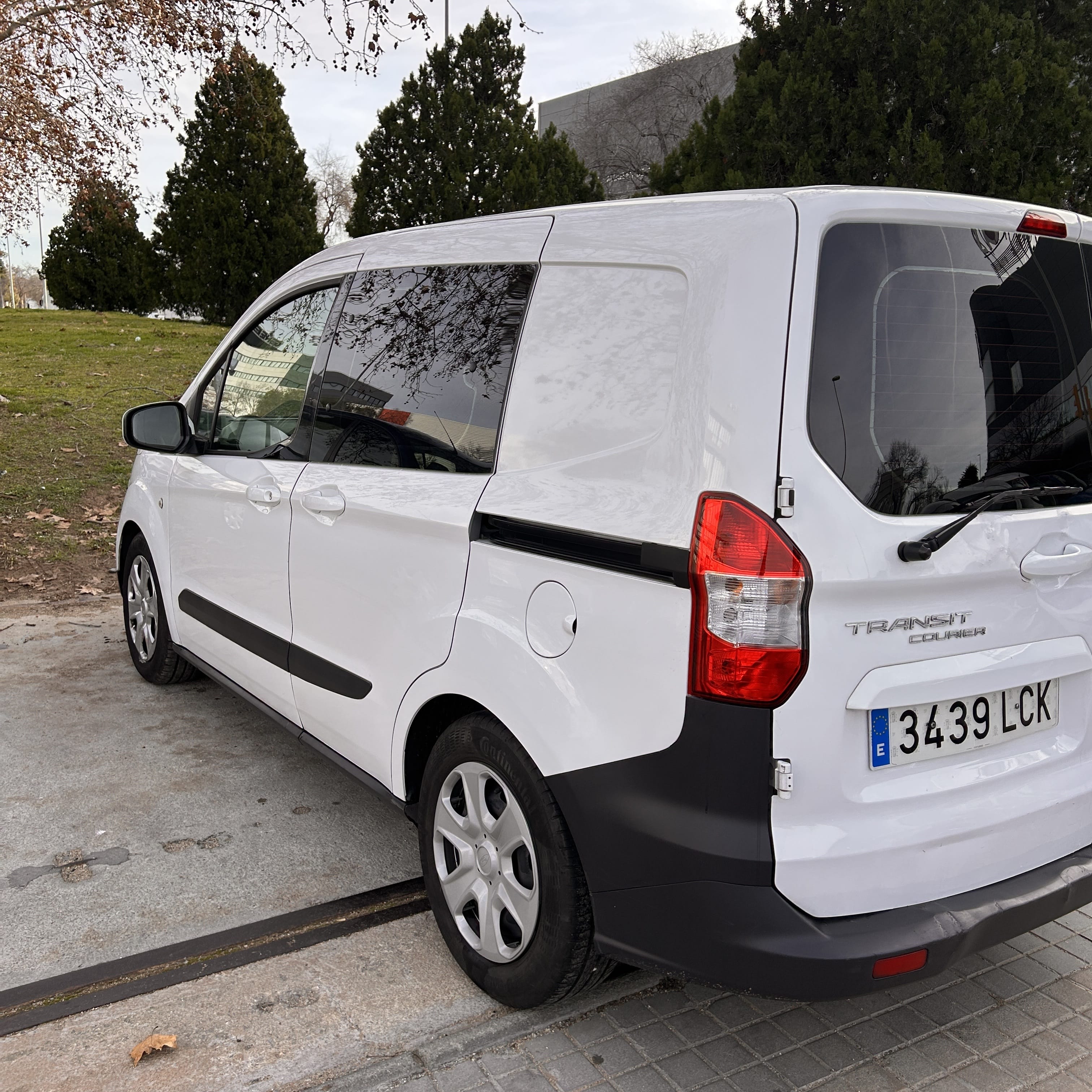 Ford Transit Courier Furgoneta med GPS