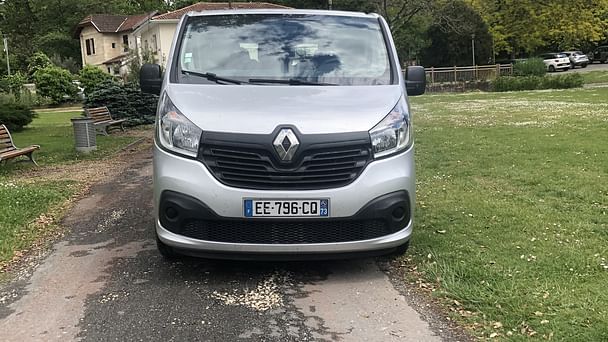 Renault Trafic Passenger Louez le Renault Trafic 9 places – Espace, Confort et Économie pour Tous Déplacements avec Audio Bluetooth
