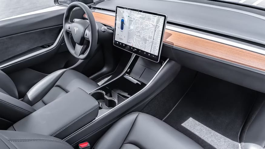 Tesla Model Y med Cruisekontroll