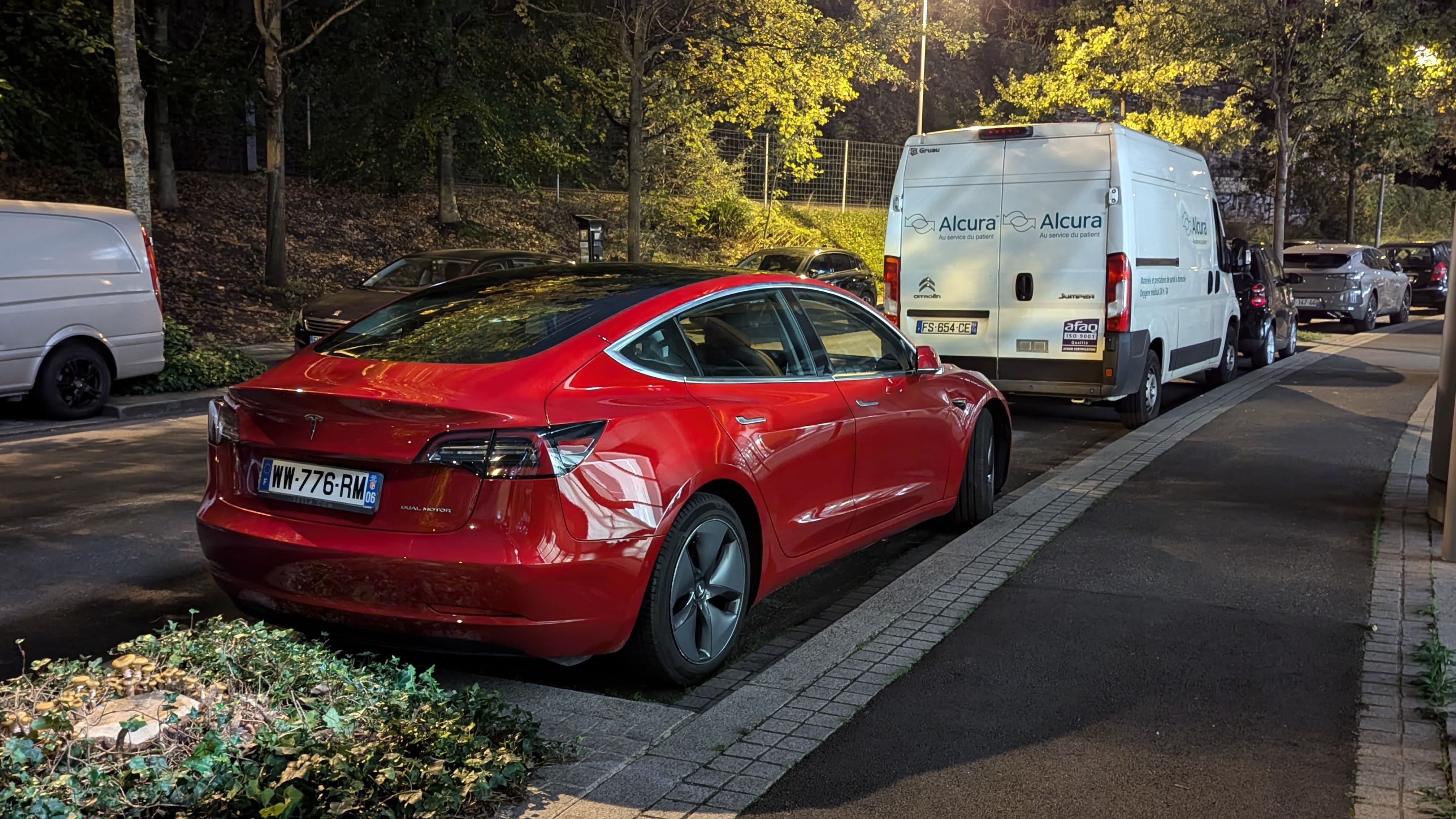 Tesla Model 3 Long Range 4x4 - Rouge avec GPS