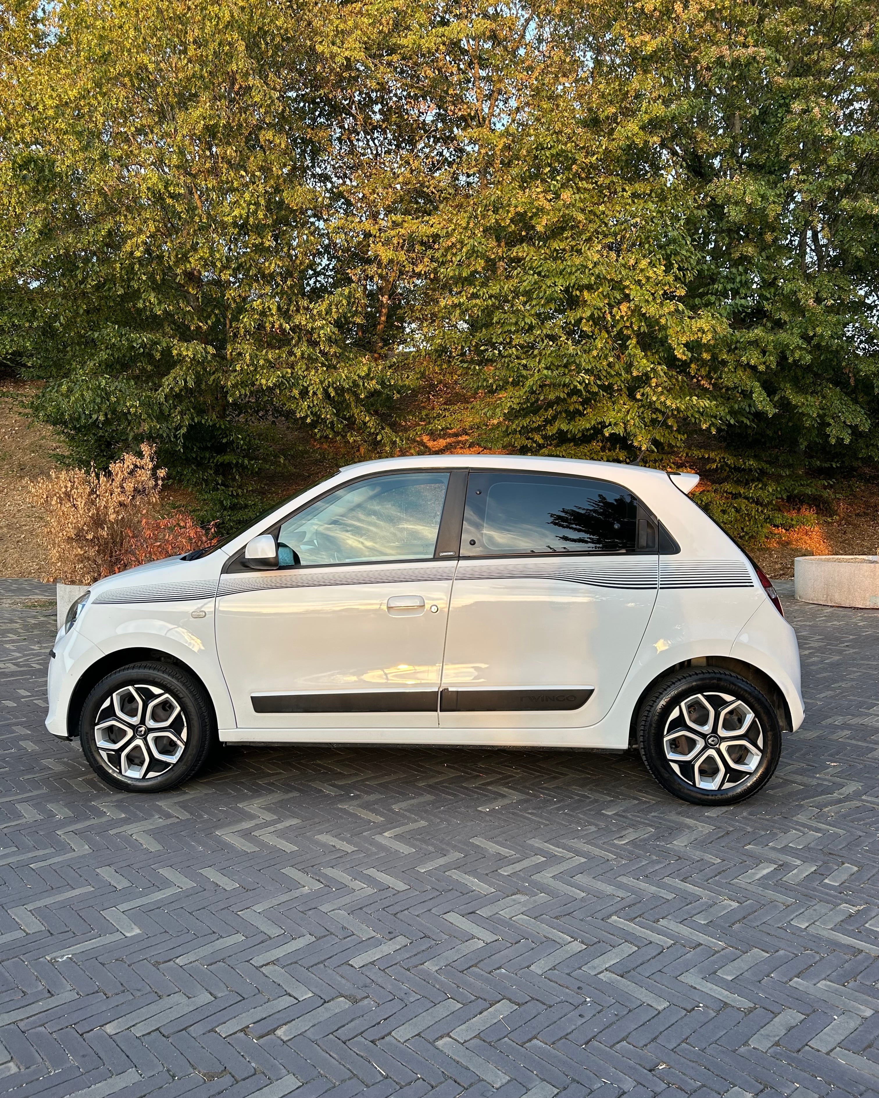 Renault Twingo III (Blanche avec bluetooth et radars de recul) avec Climatisation