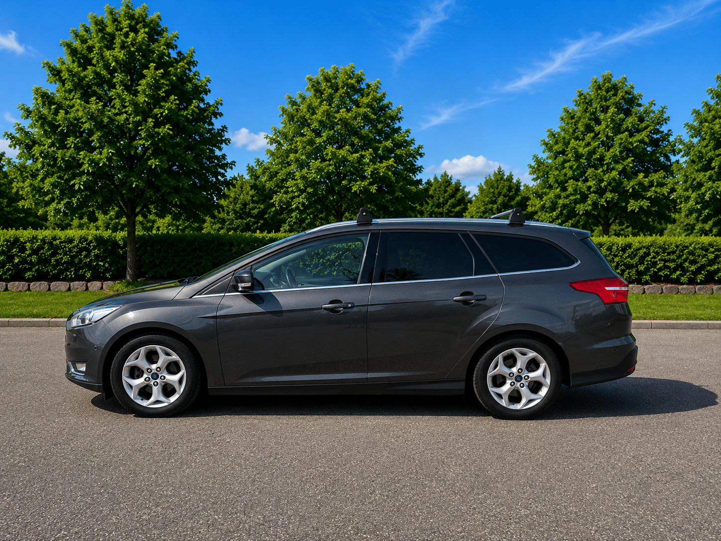 Ford Focus Estate/Kombi 125HP EcoBoost with Thule RoofBox med Aircondition