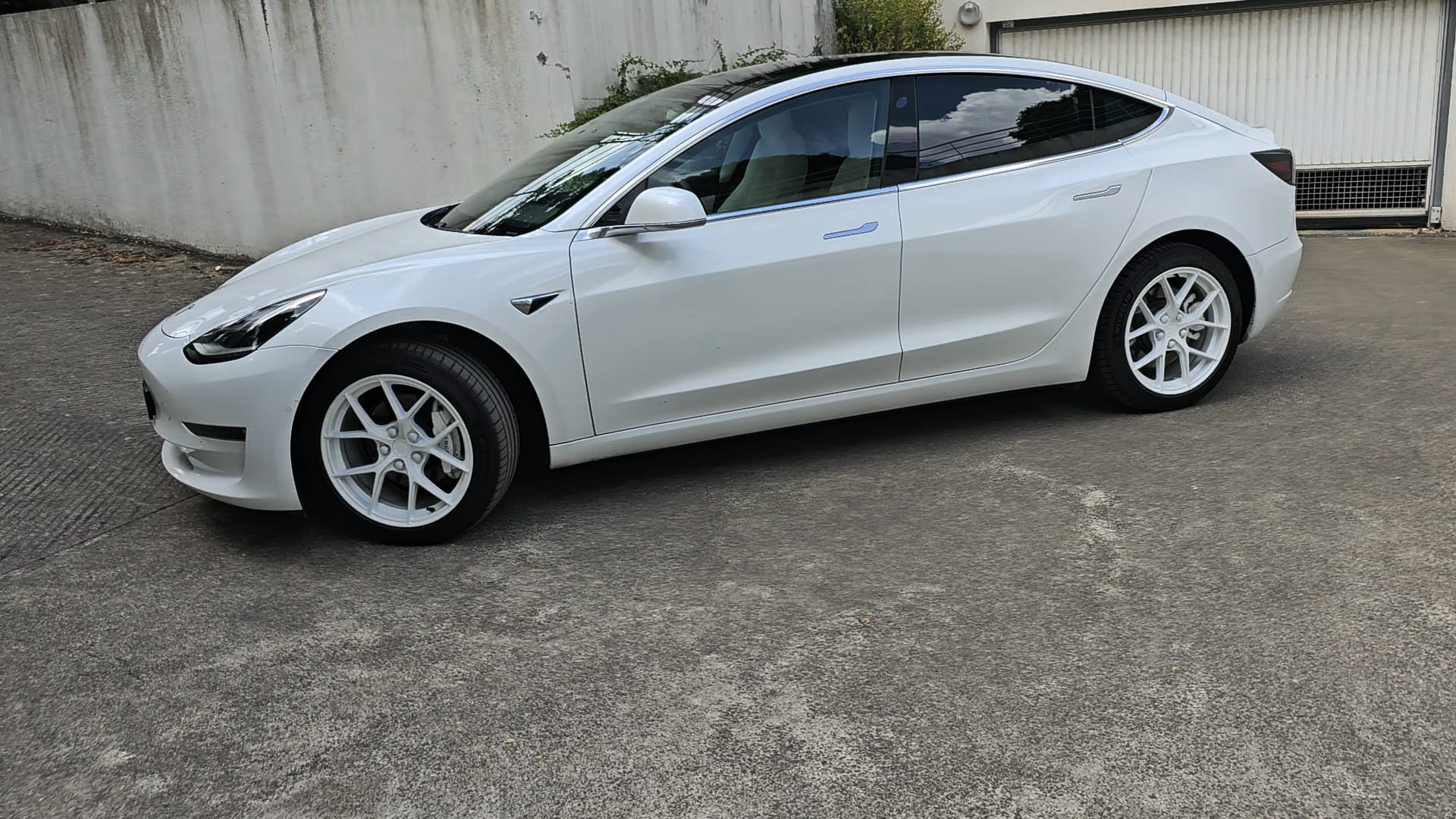 Tesla Model 3 LR AWD avec Entrée audio / iPod