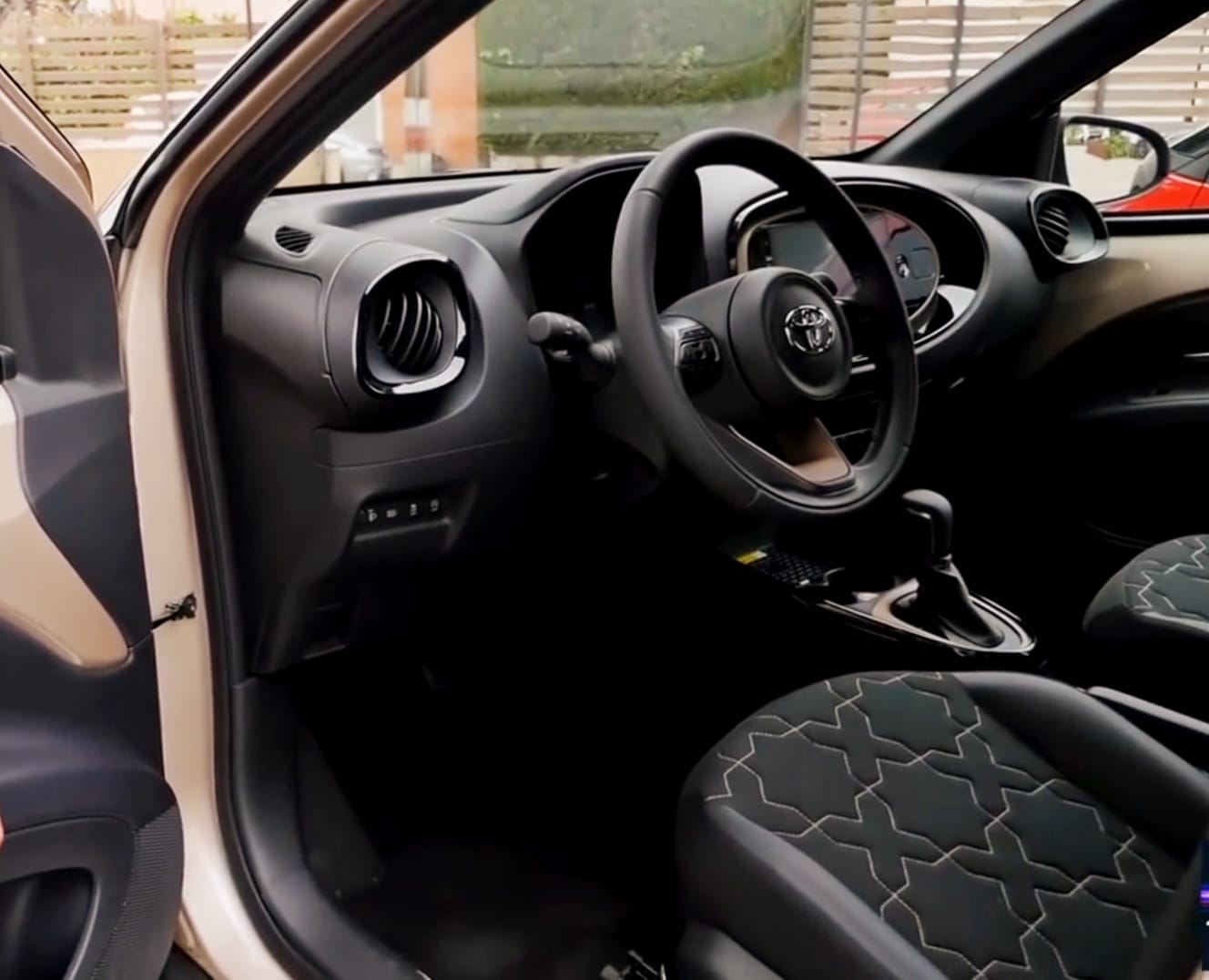 Toyota Aygo X Cross Chic -OPEN Air- med Android Auto