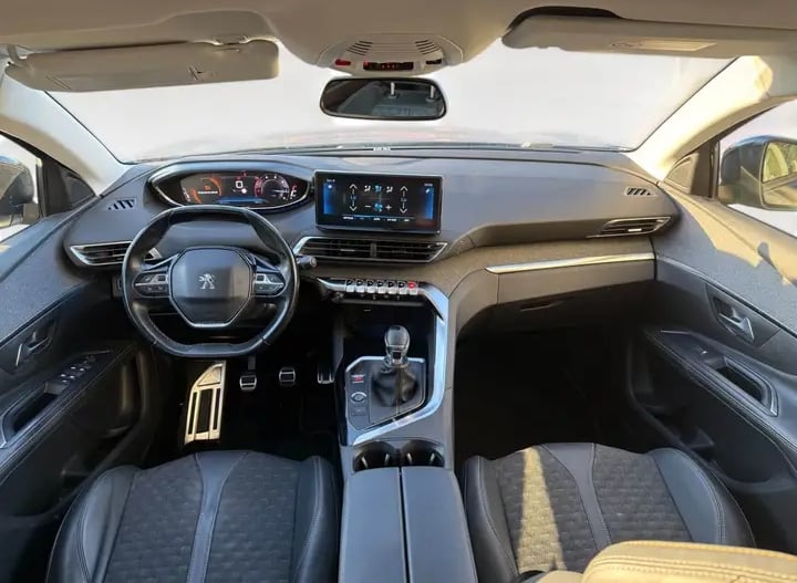 Peugeot 5008 with Backup camera