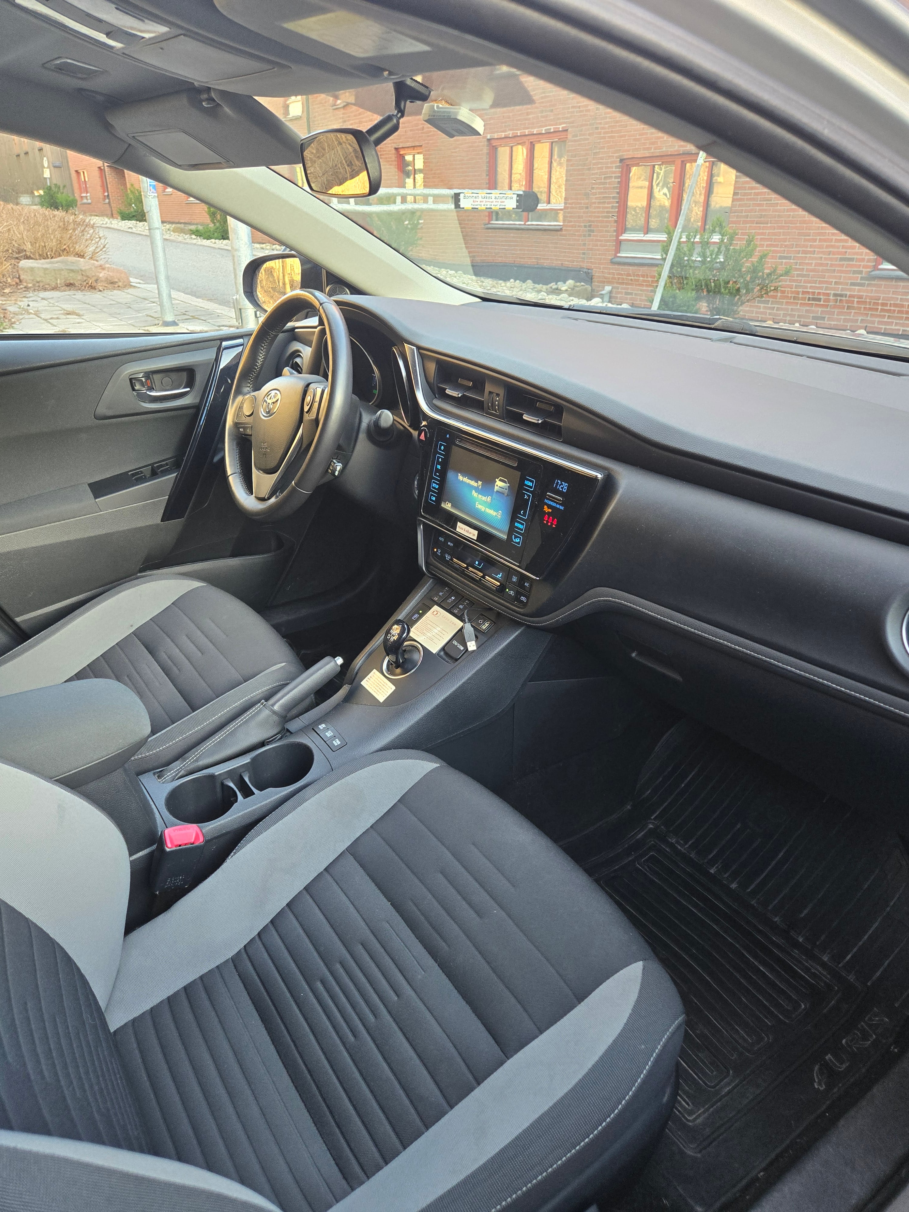 Toyota Auris 1,8 Bensin, Automat, romslig, Navi, Inkl Beboerkort parkering med Vinterdekk