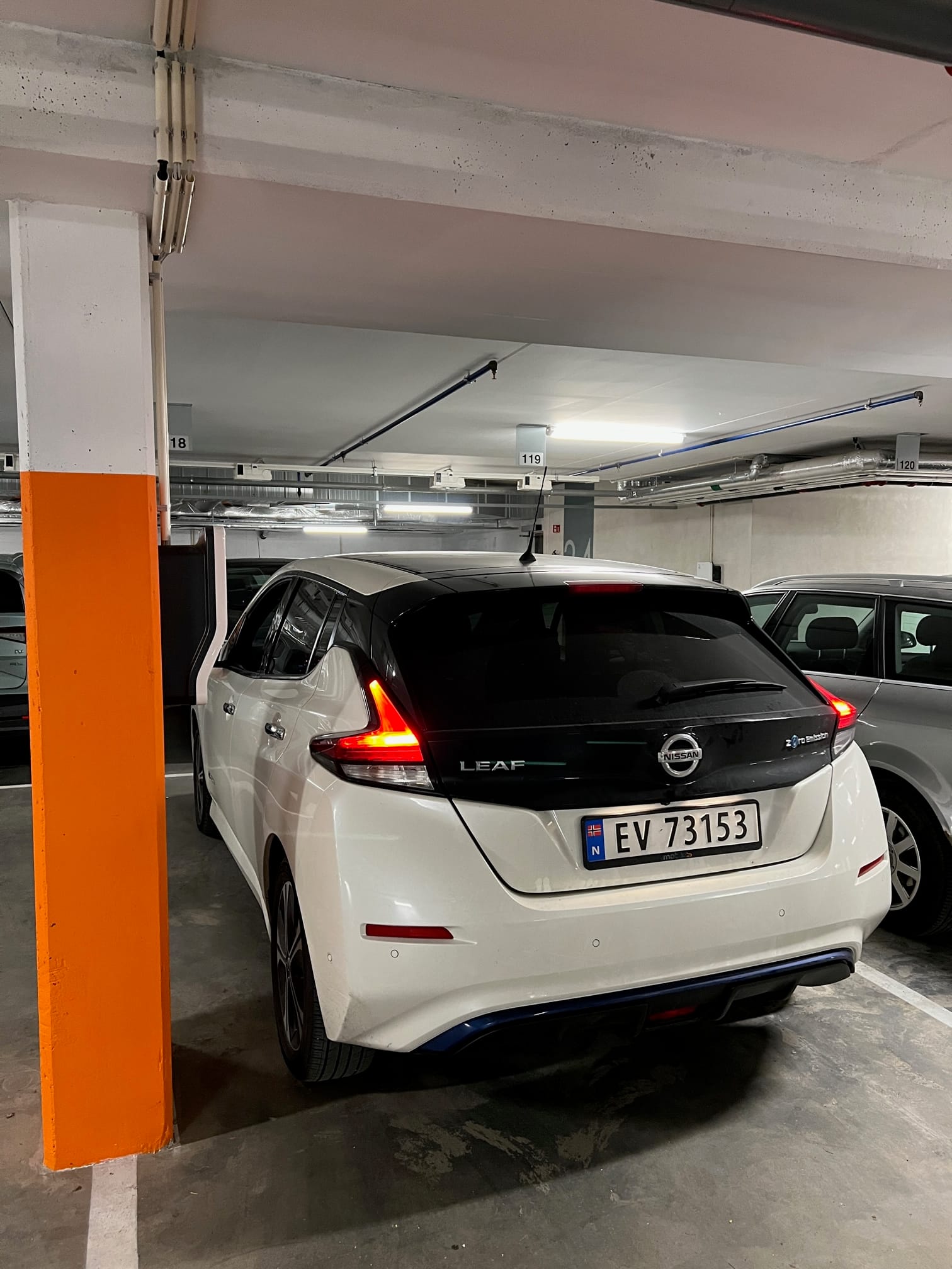 Nissan Leaf mit Kindersitz