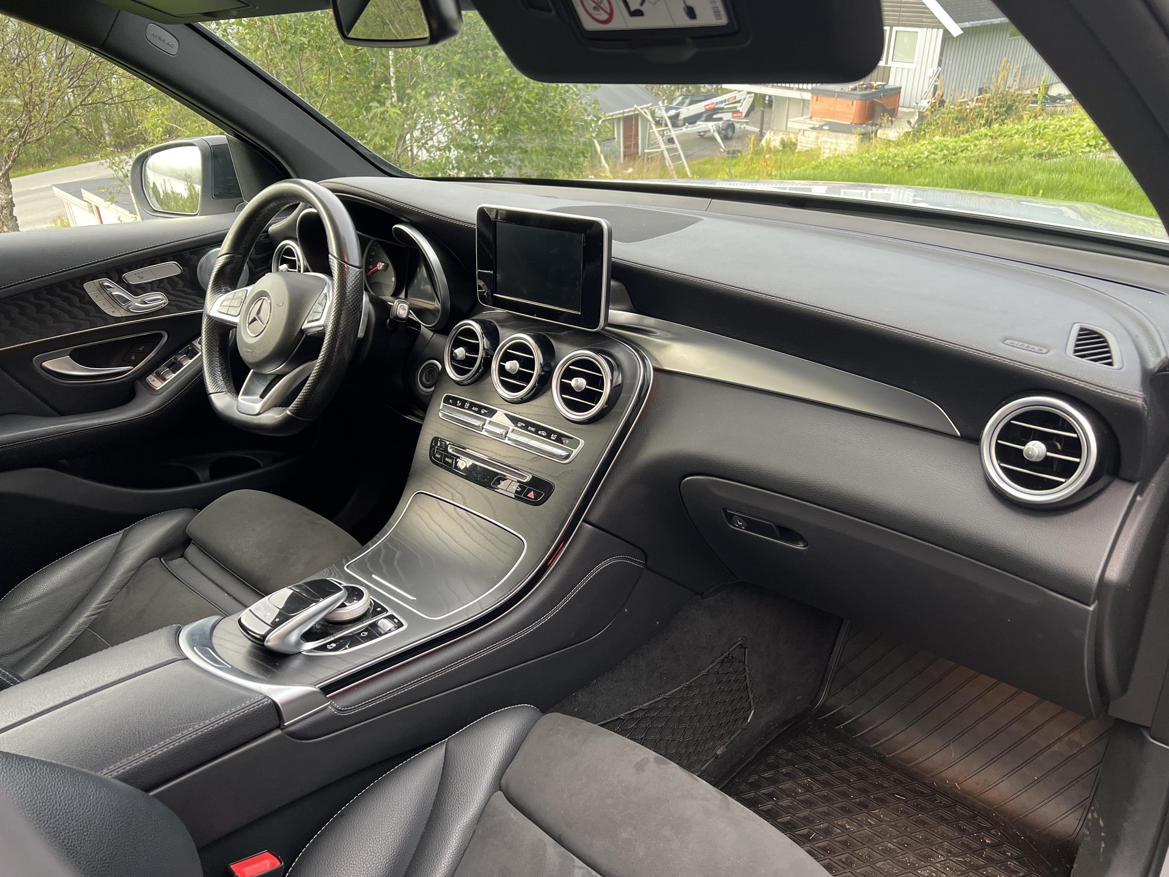 Mercedes-Benz GLC 220 d 4MATIC mit Navigationsgerät