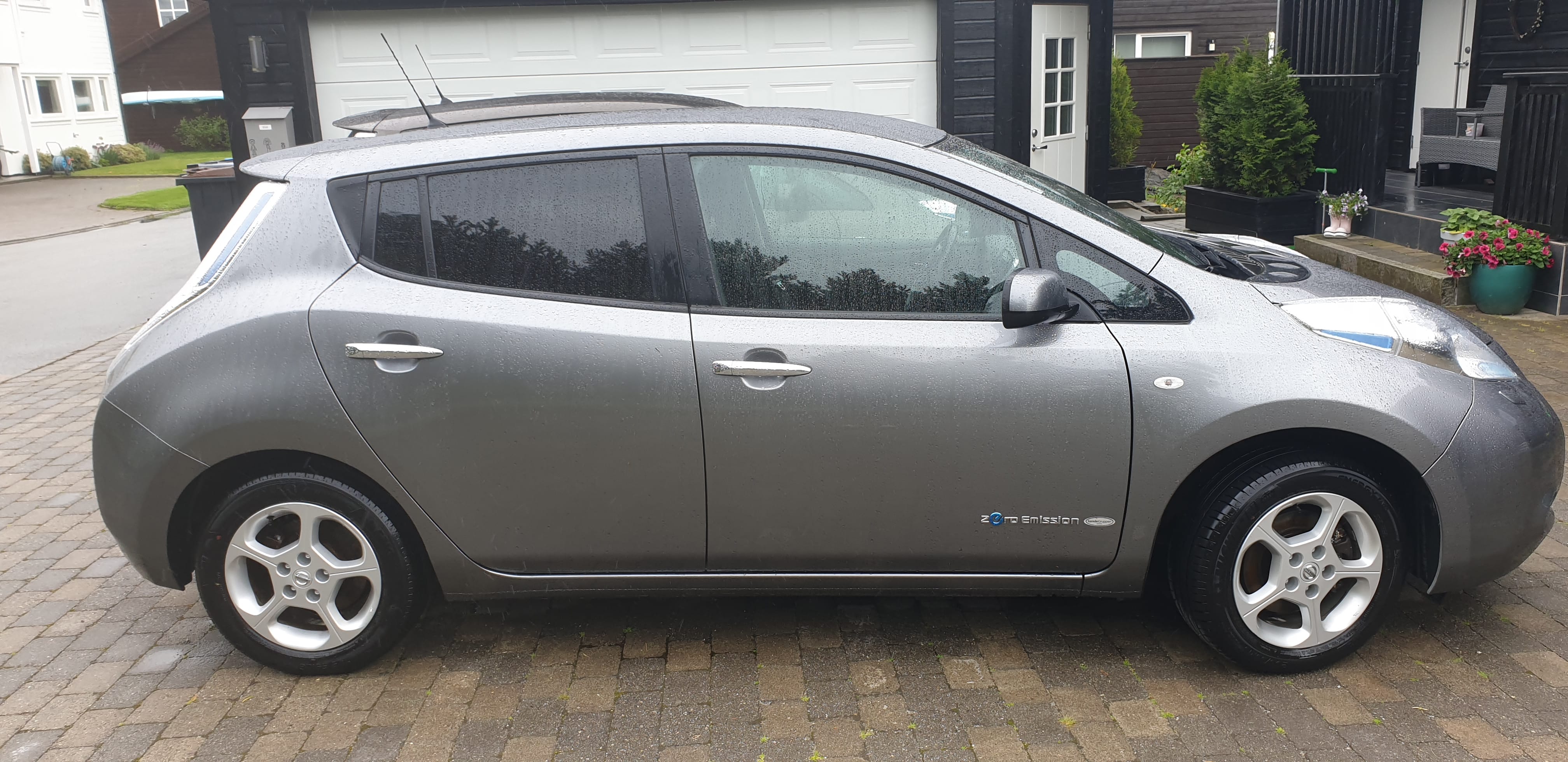 Nissan Leaf 30kwh ca 150-160km oppgitt rekkevidde med 220V lader og 22kwh ladekabel med Aircondition