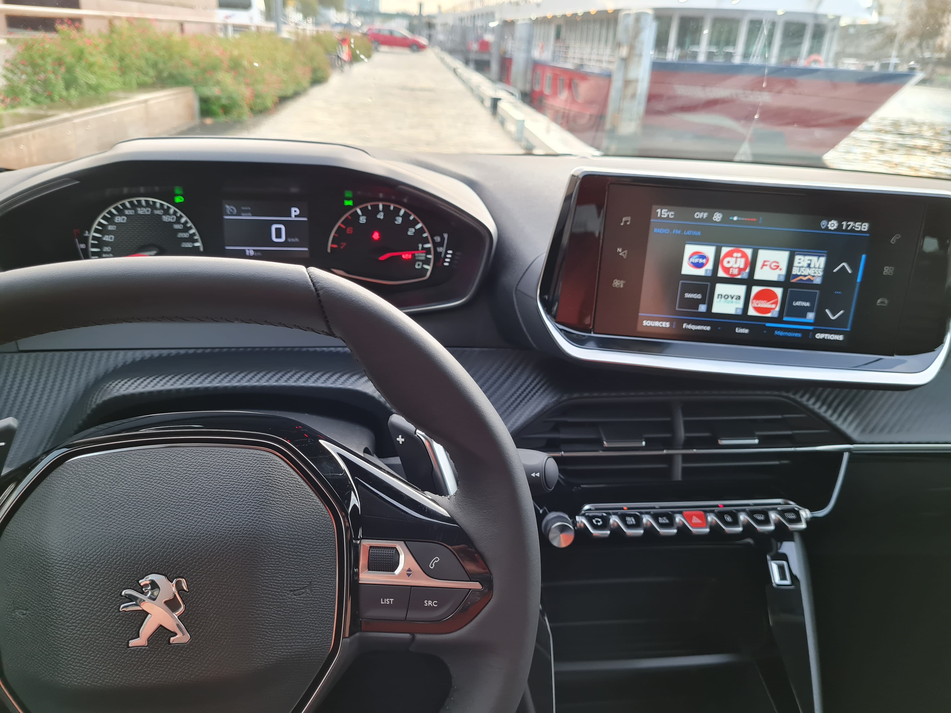 Peugeot 208 Style Boite Auto (GC163) (Clim, Connectivité smartphone, Camera recul, ...) # avec Audio Bluetooth