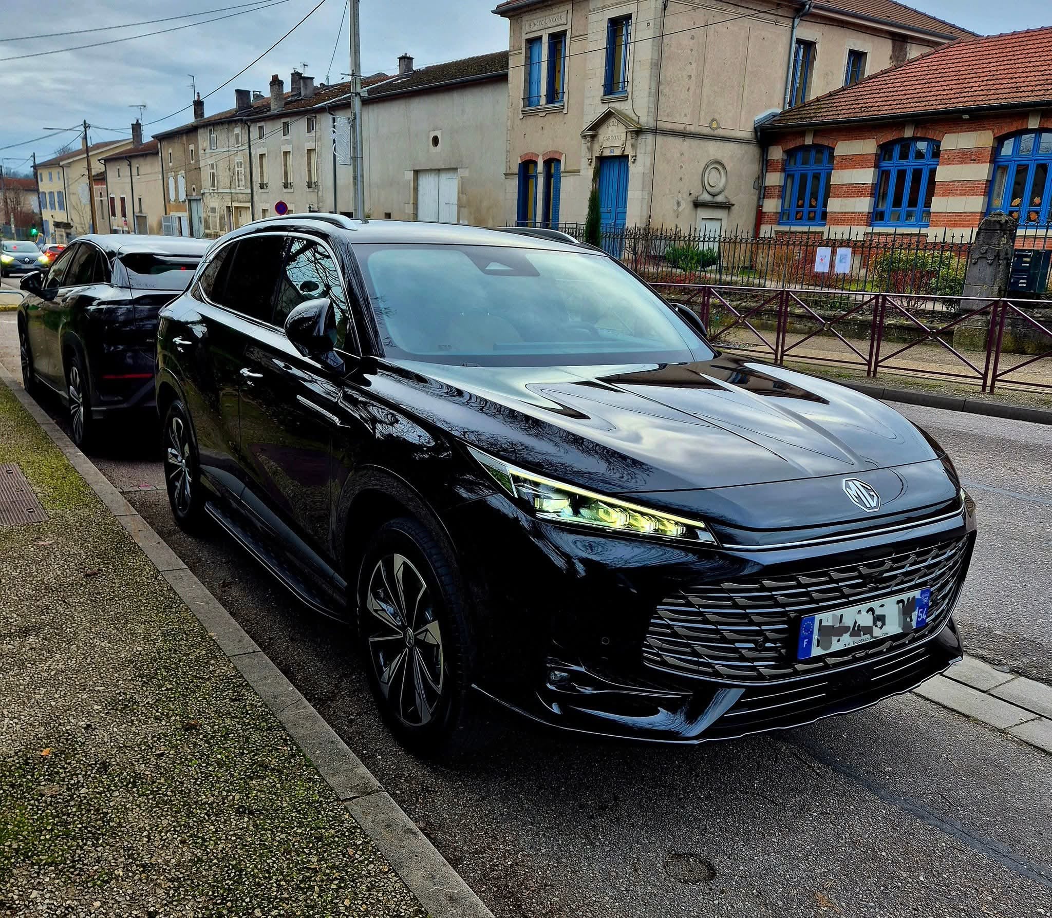 MG HS PHEV VERSION 2025 LUXURY BLACK avec Apple CarPlay
