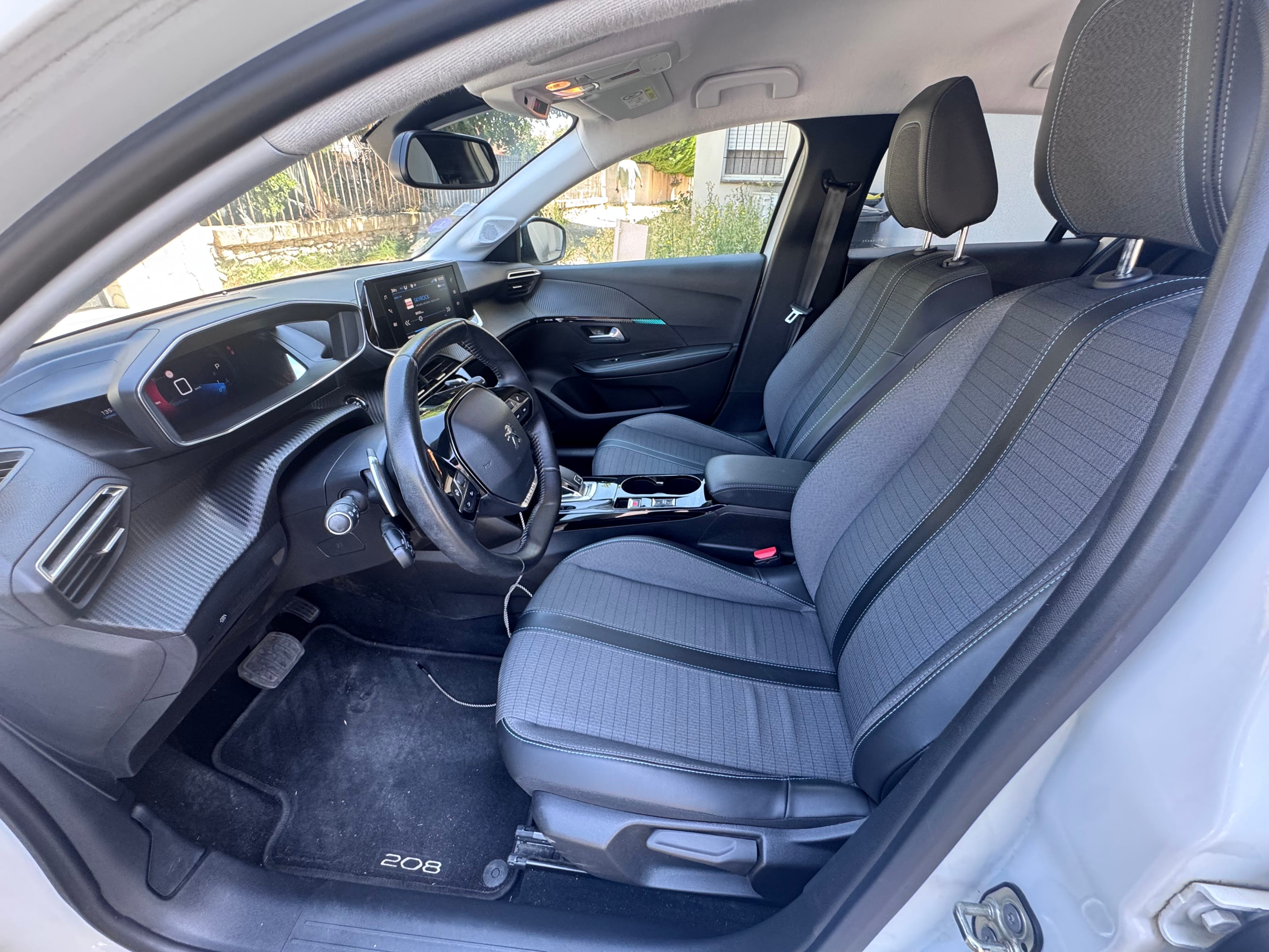 Peugeot 208 II 1.2 allure 100cv avec GPS