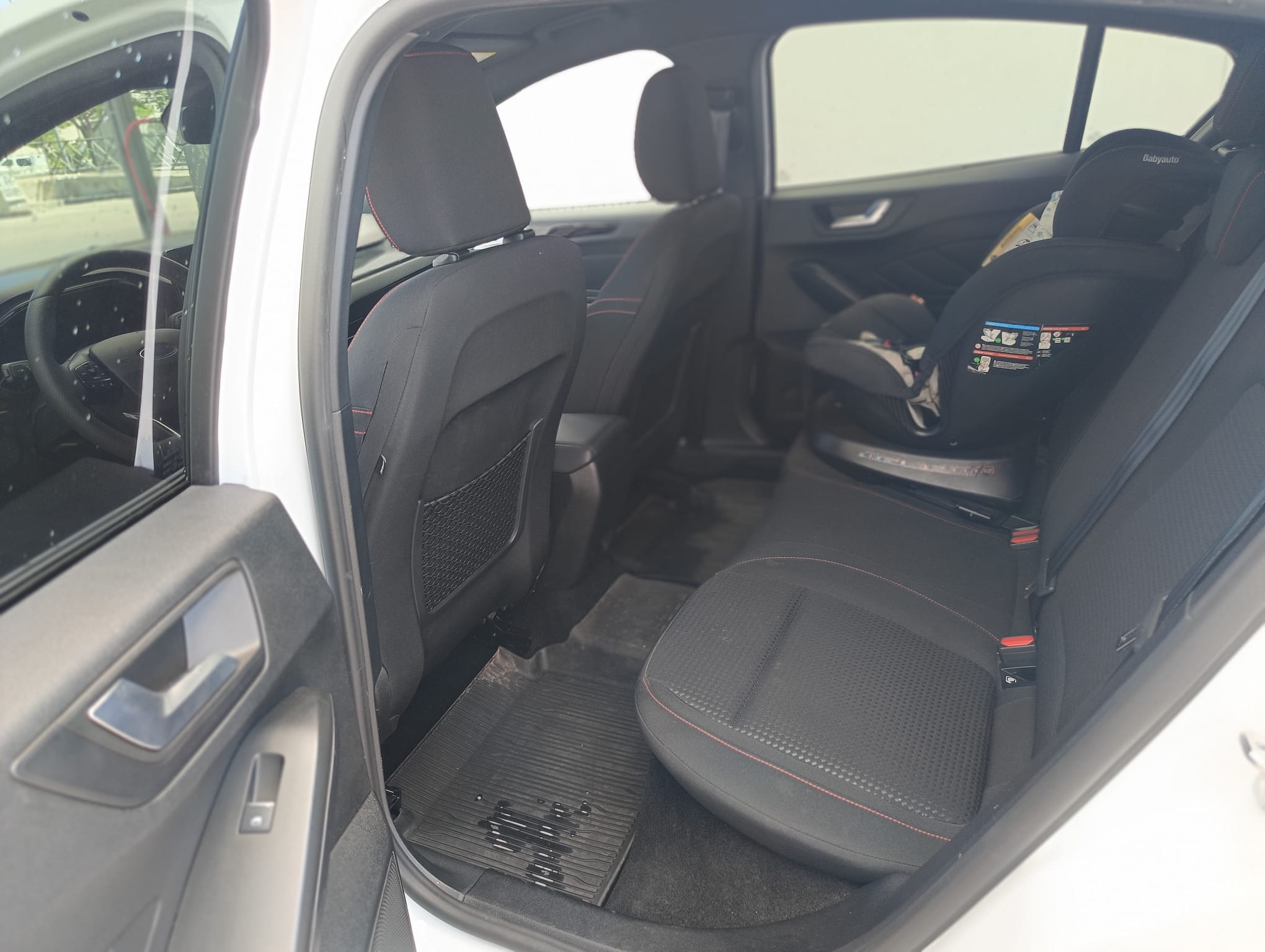 Ford Focus ST Line etiqueta eco mit Kindersitz