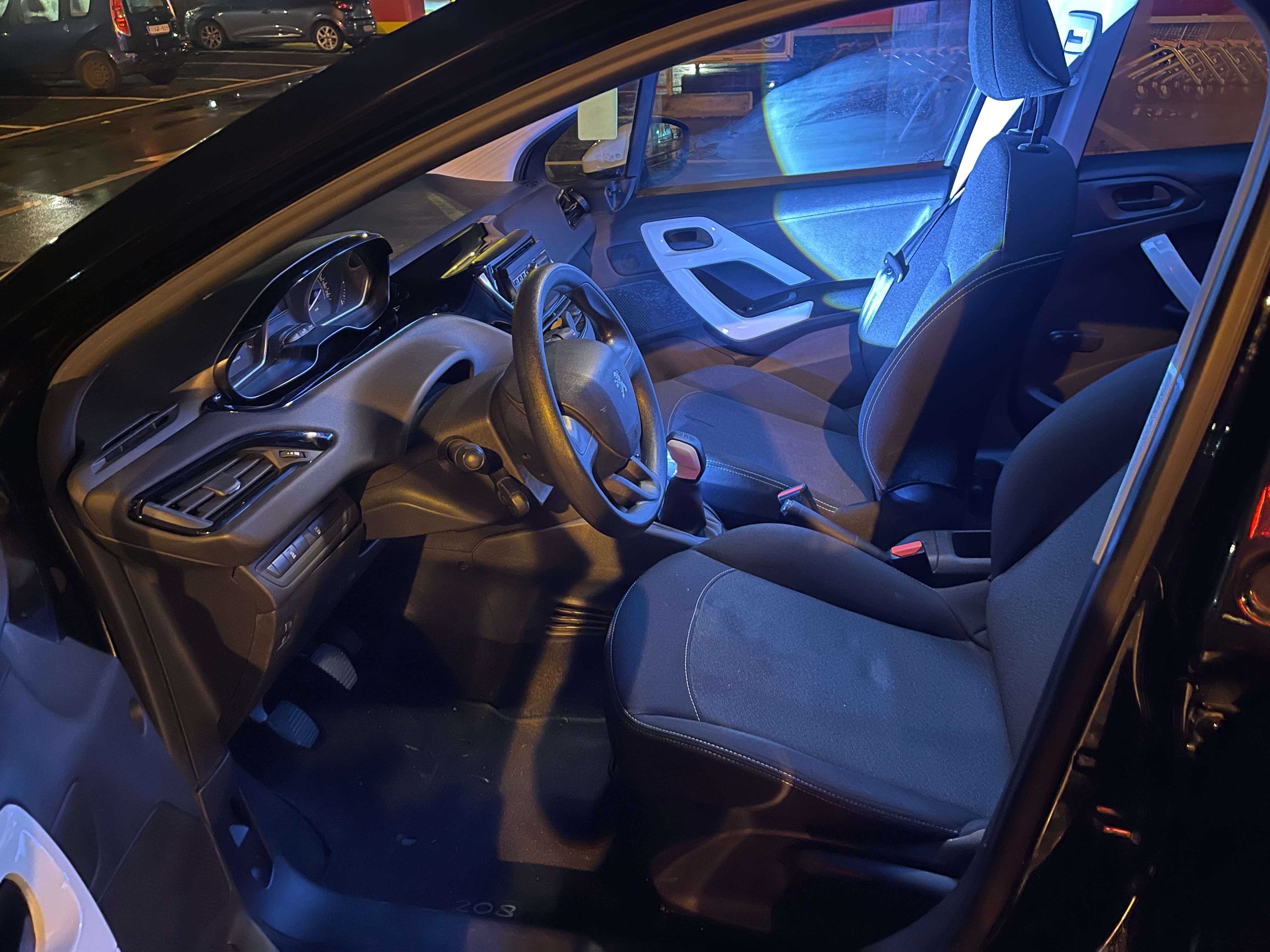 Peugeot 208 met Autostoel baby