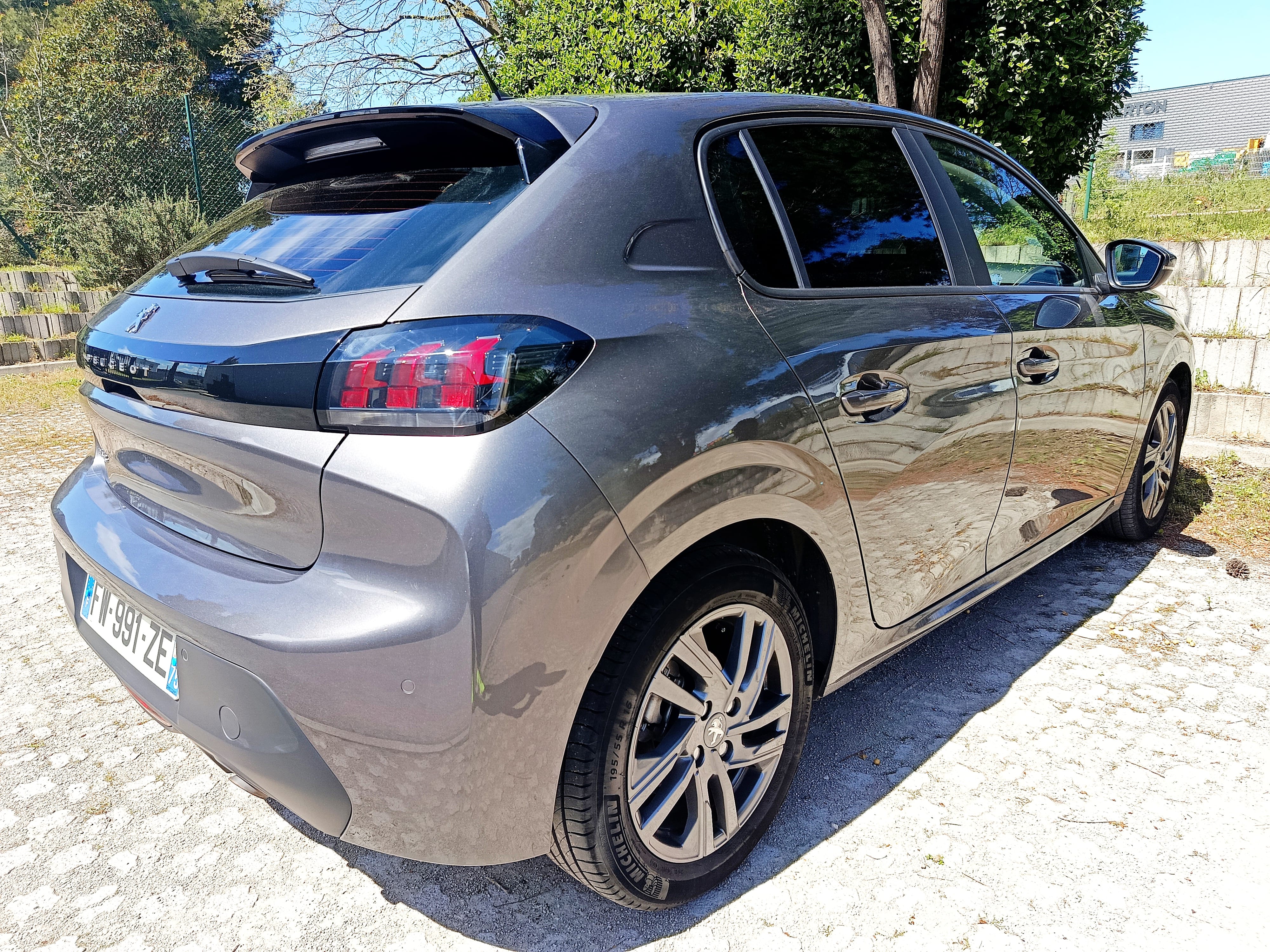 Peugeot 208 with GPS