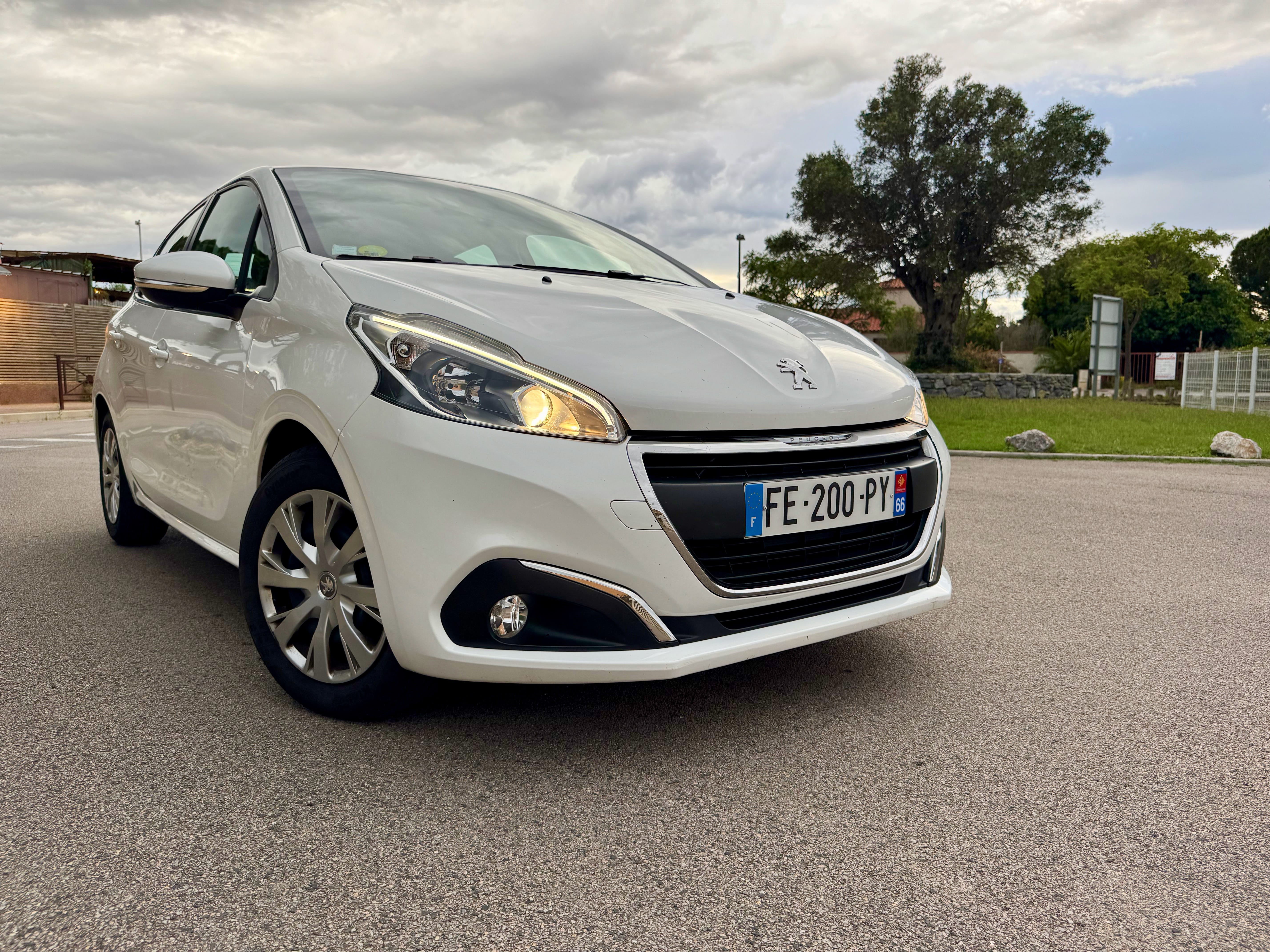 Peugeot 208 1.5 HDI - 5 PORTES - CLIMATISATION - ECRAN TACTILE - BLUETOOTH avec Entrée audio / iPod