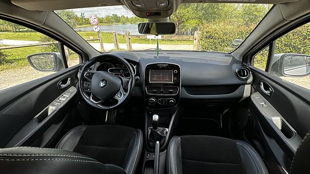 Renault Clio Estate Louez la Renault Clio Estate Diesel – Grand Coffre, Économie & Confort à Bordeaux ! avec GPS