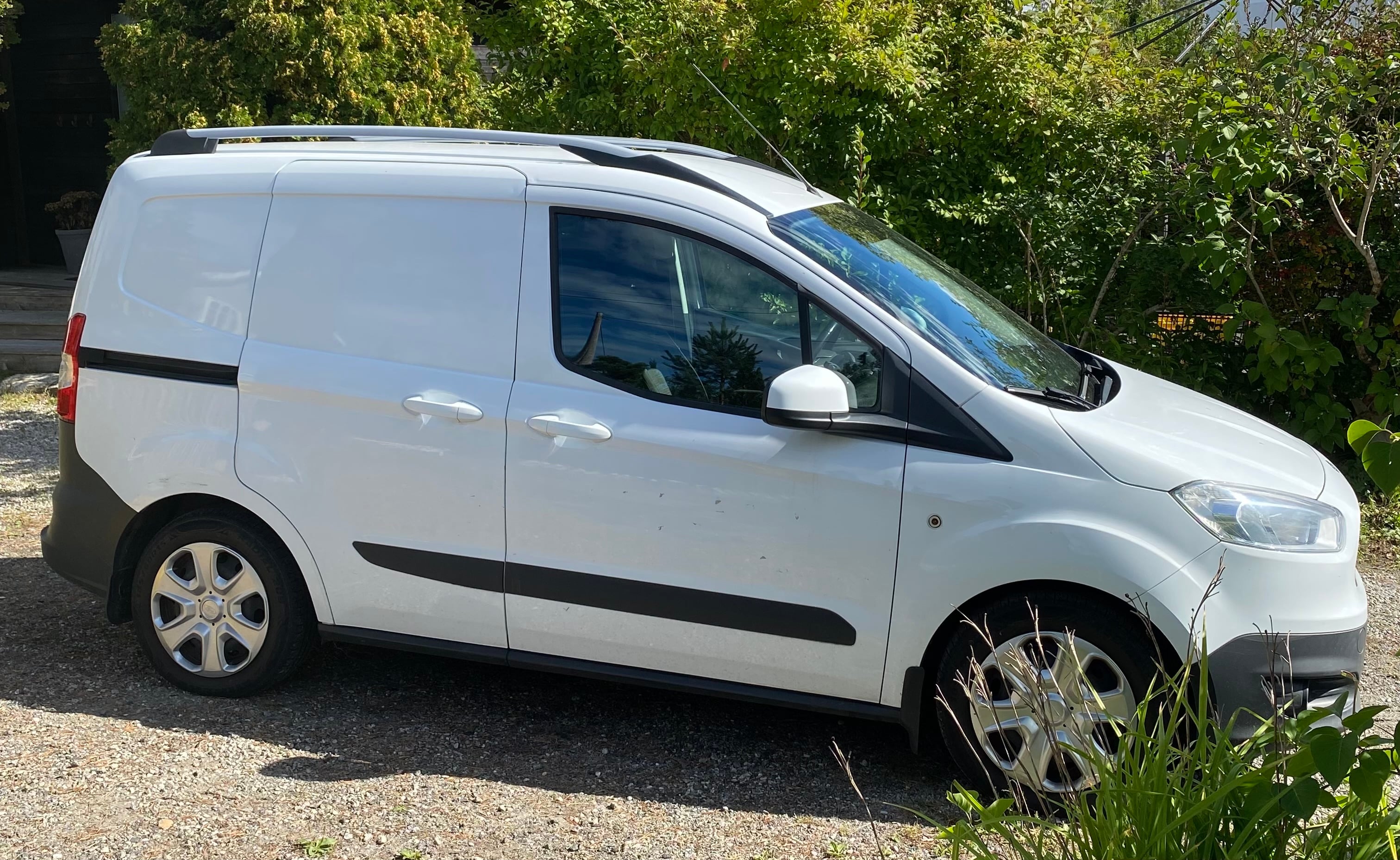 Ford Transit Courier Combi med Aircondition