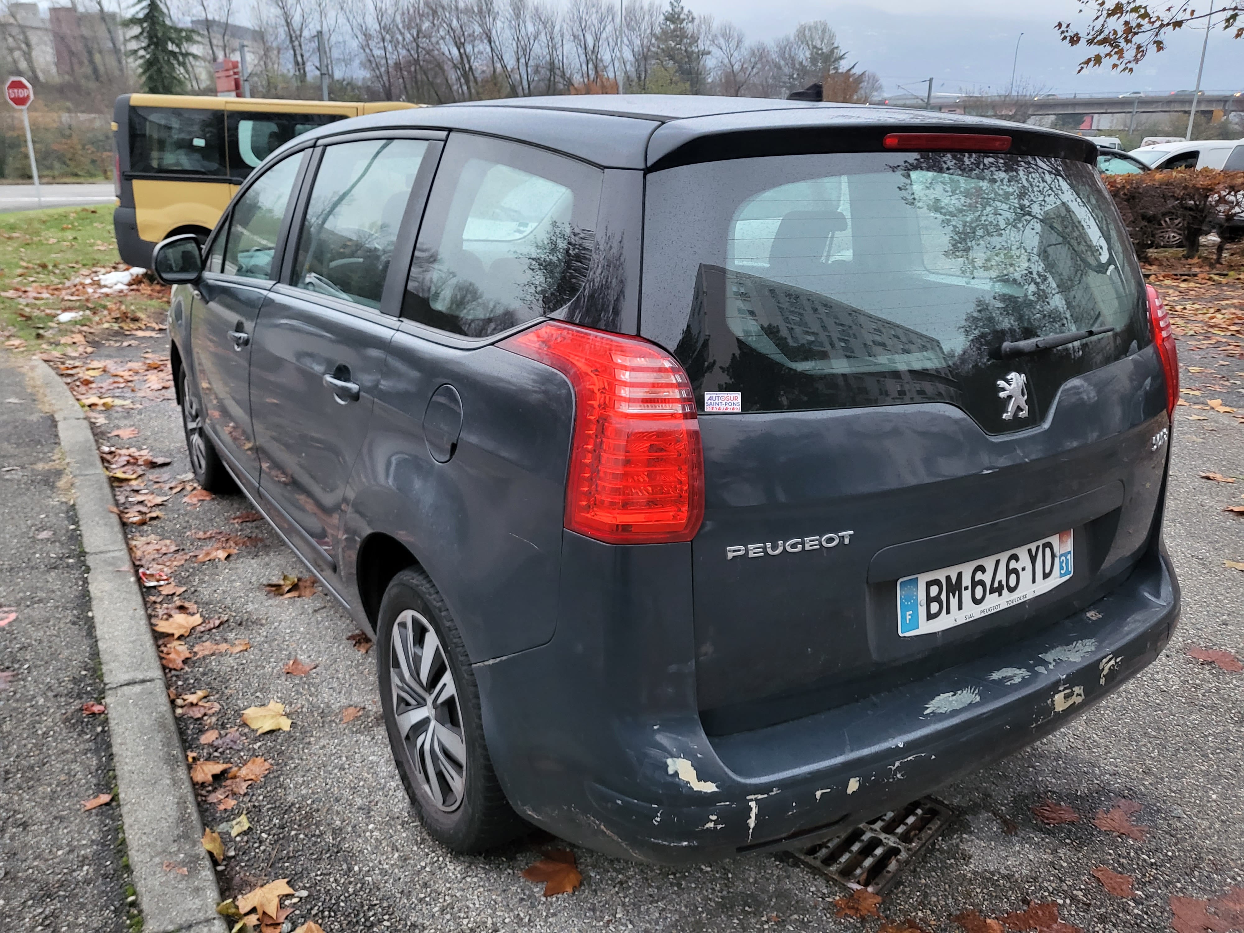 Peugeot 5008 avec GPS