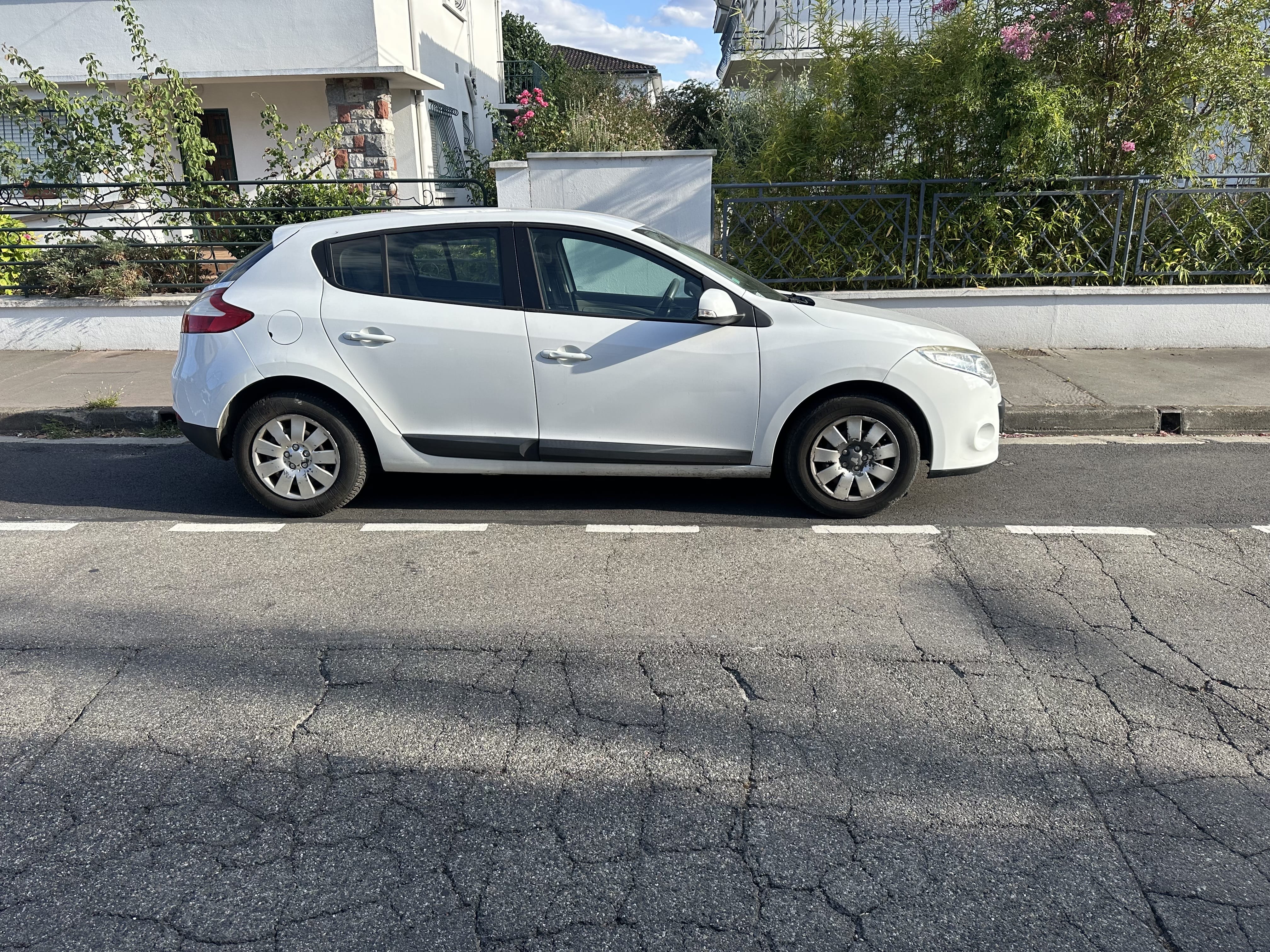 Renault Mégane (AQ-995-JY) mit Navigationsgerät