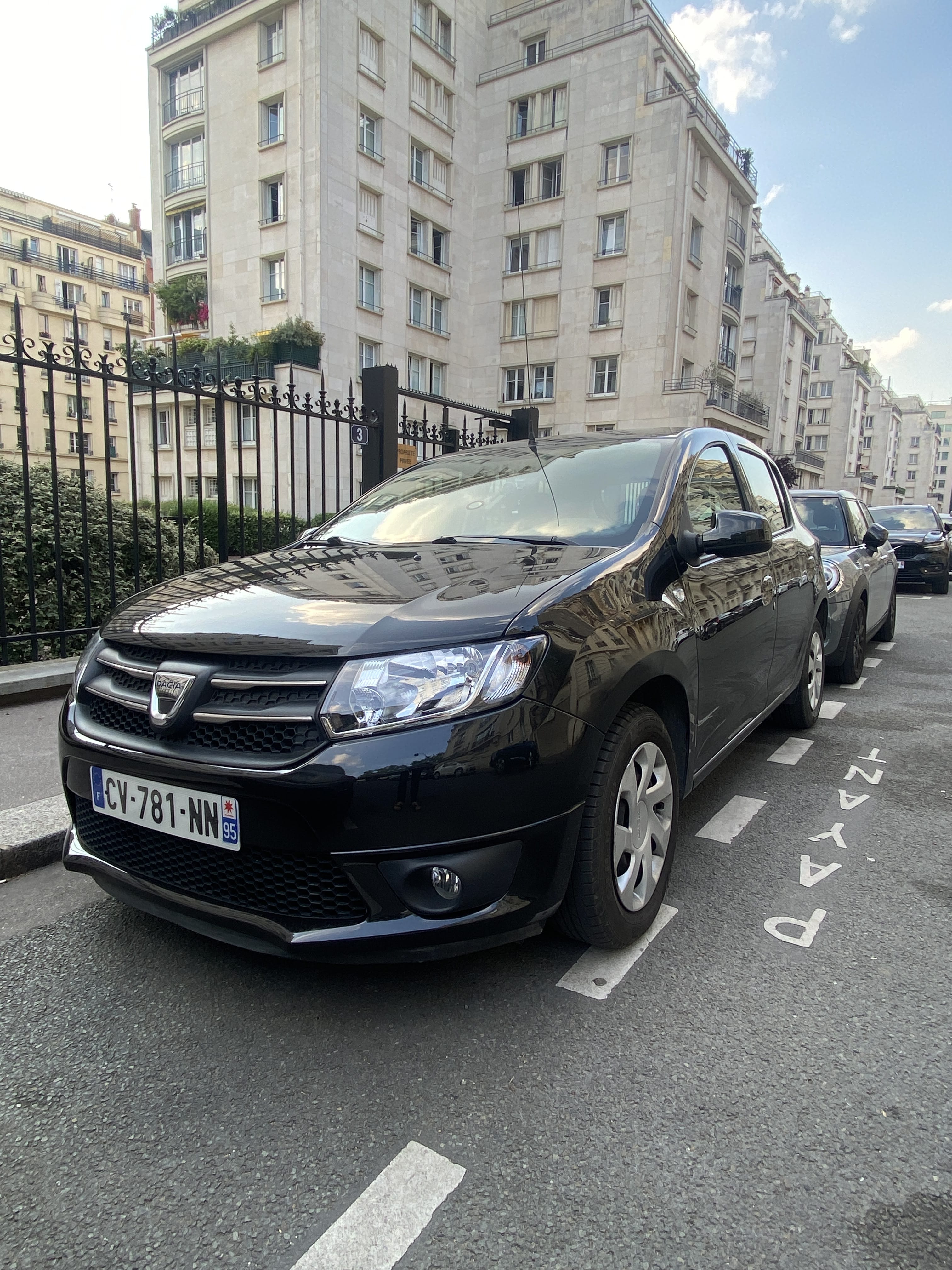 Dacia Sandero Lauréate GPL et essence mit Audio-/iPod-Zugang