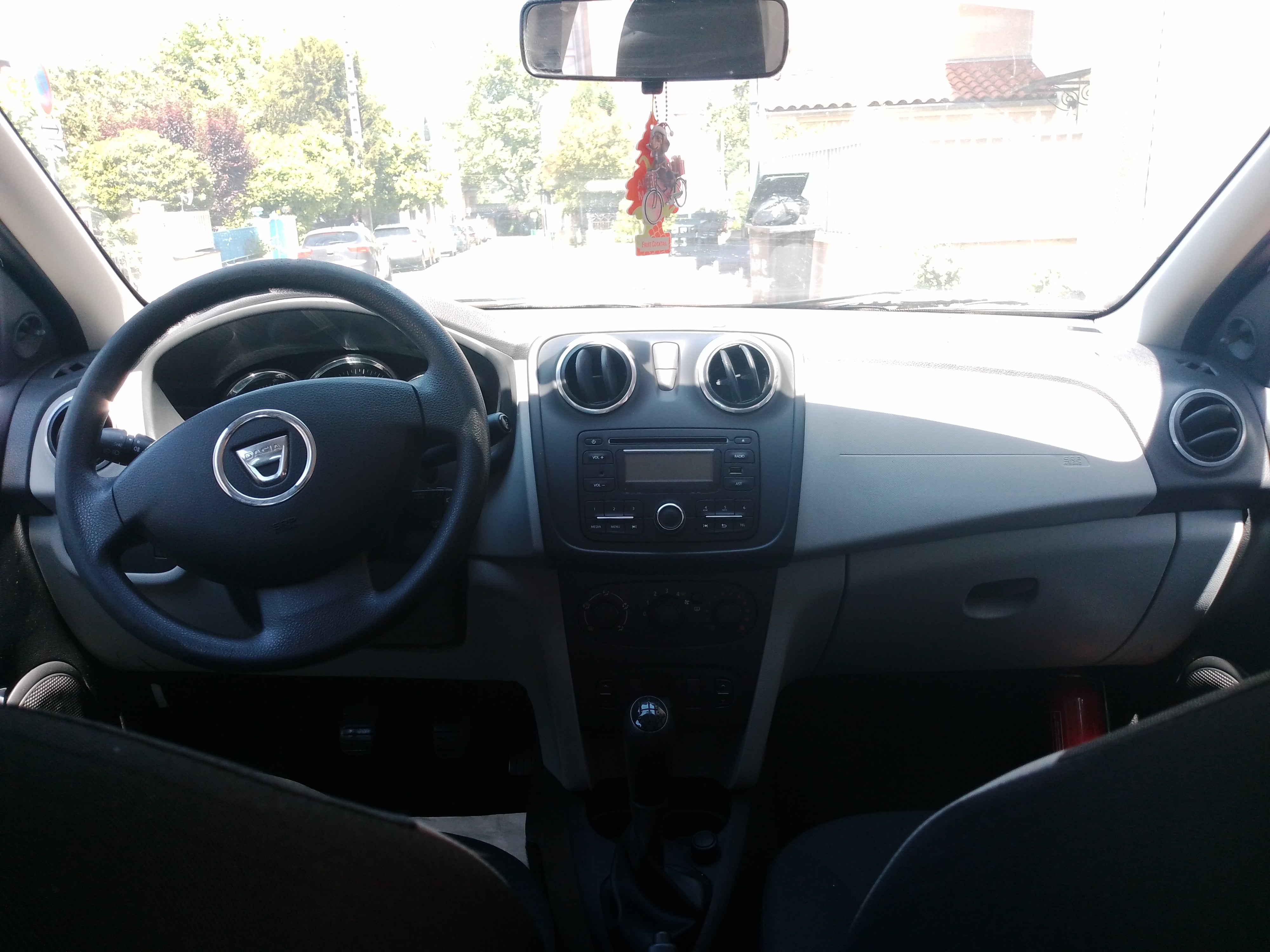 Dacia Logan avec Autoradio