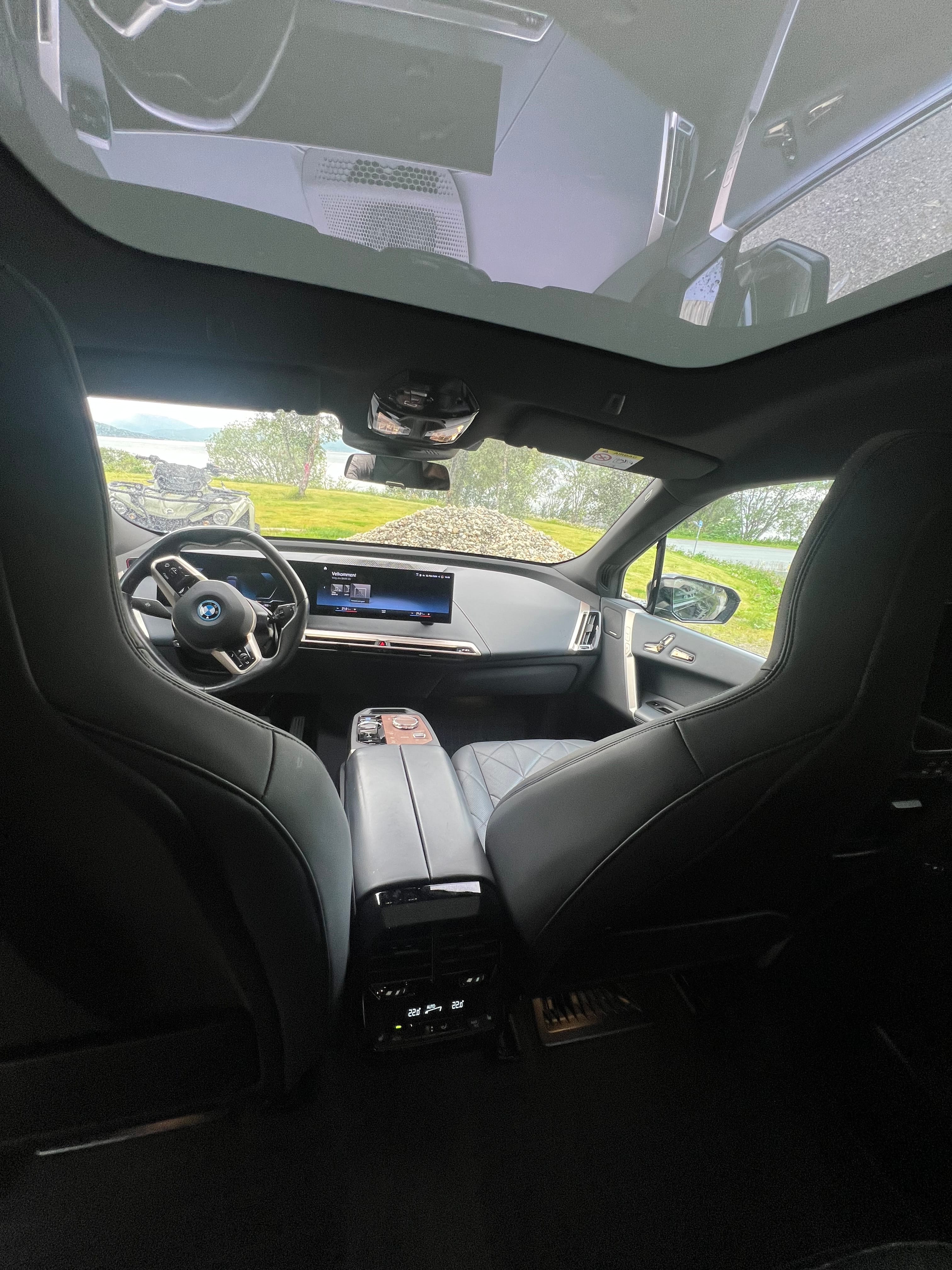 BMW iX xDrive50 mit Navigationsgerät