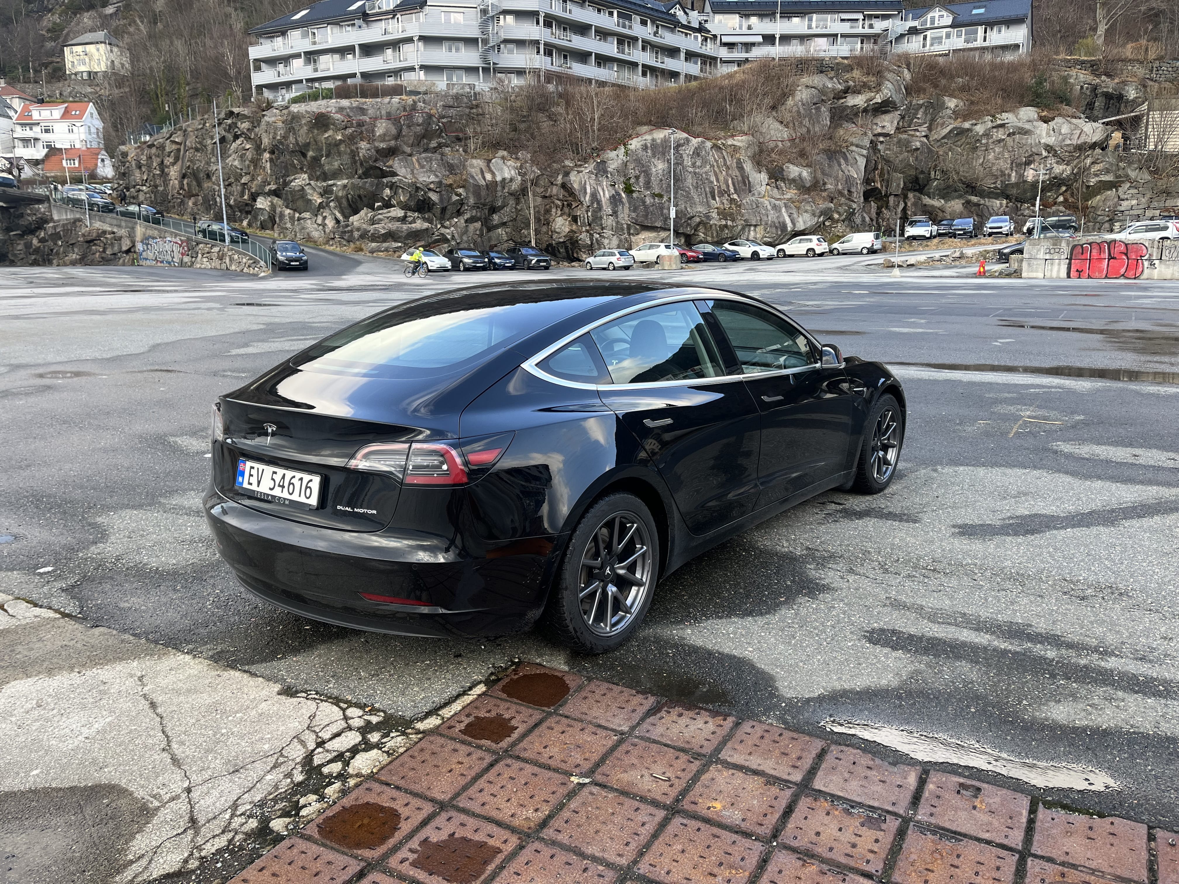 Tesla Model 3 Long Range - 560 km rekkevidde med GPS