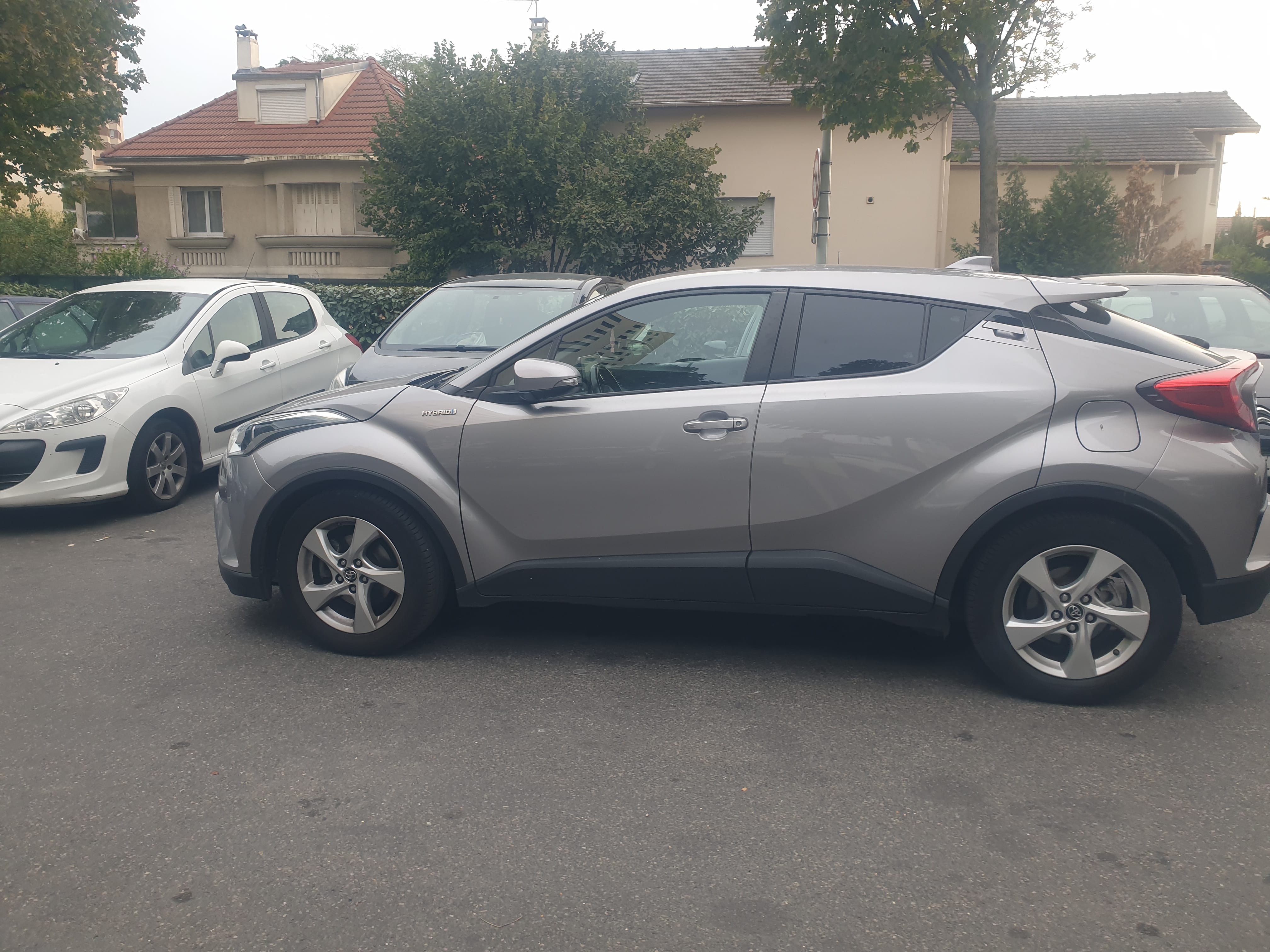Toyota C-HR Hybrid, 2018, Essence 95 / Électrique (hybride), automatique