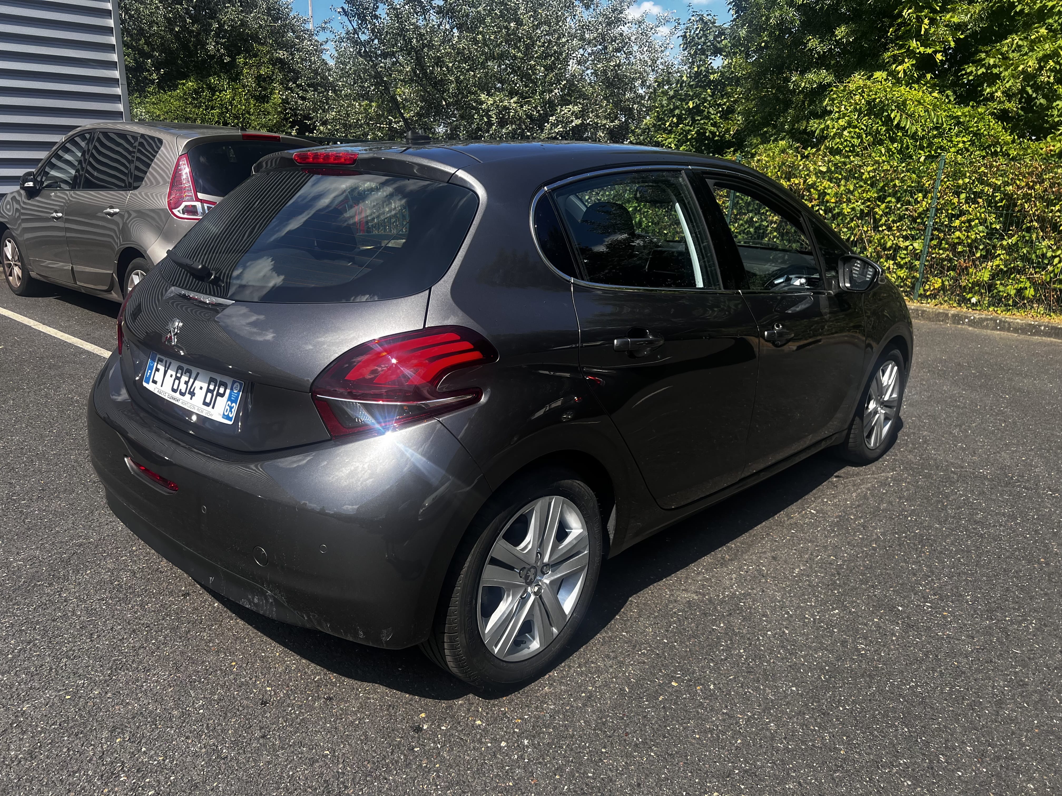 Peugeot 208 avec Apple CarPlay