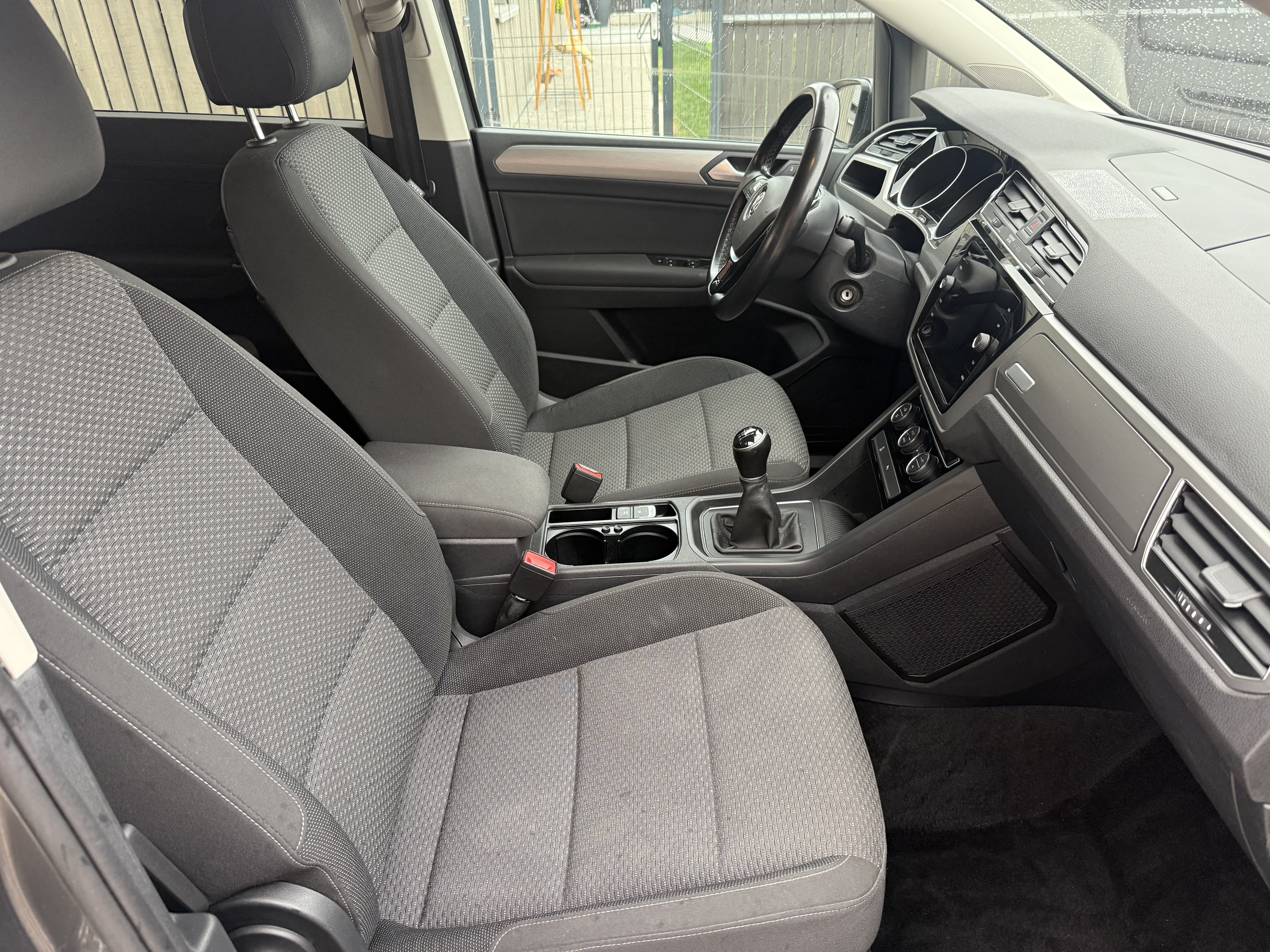 Volkswagen Touran Diesel 7 Places / Caméra (pneus 4 saisons / vignette suisse 2025) avec Audio Bluetooth