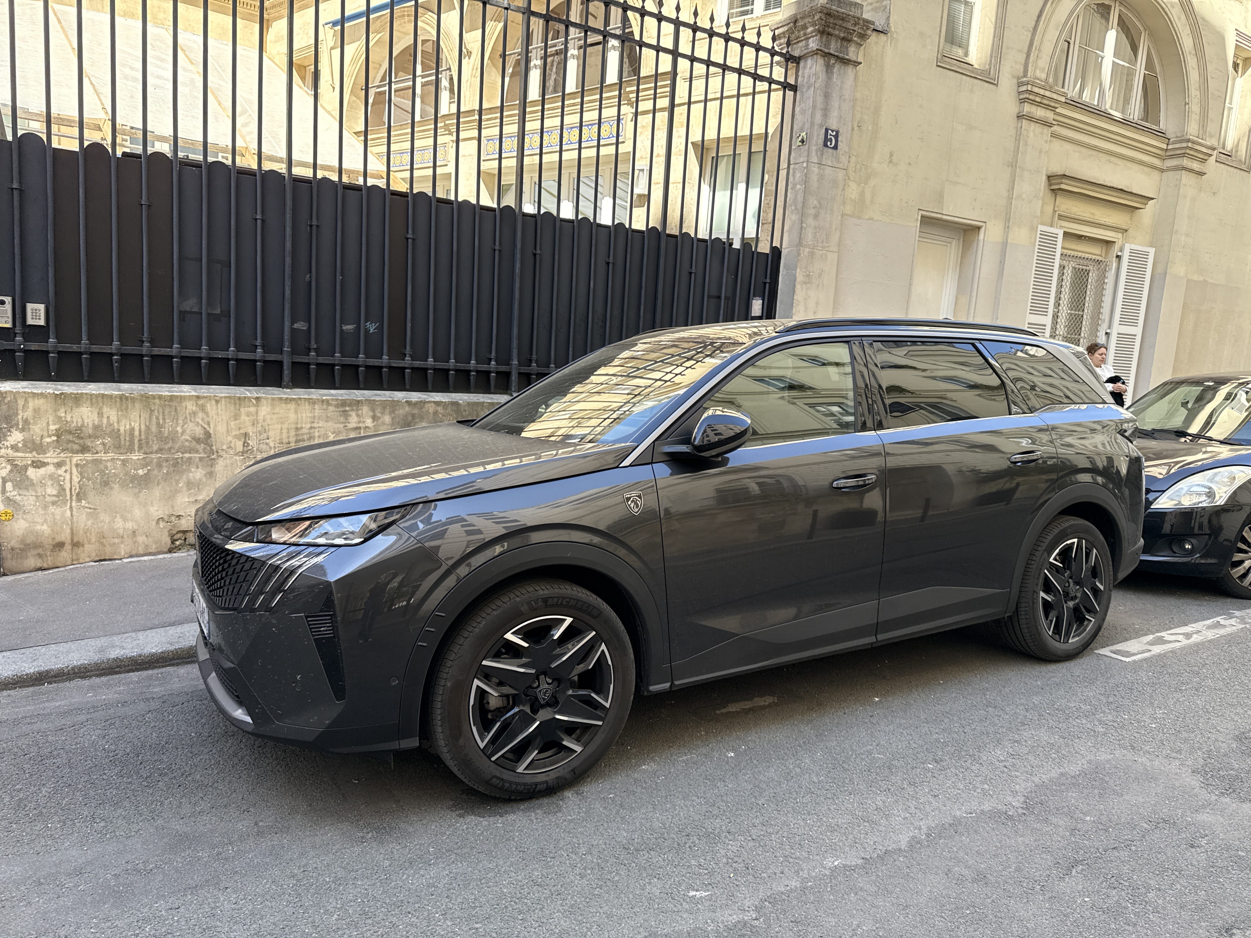 Peugeot 5008, 2024, Essence 95 / Électrique (hybride), automatique, 7 places