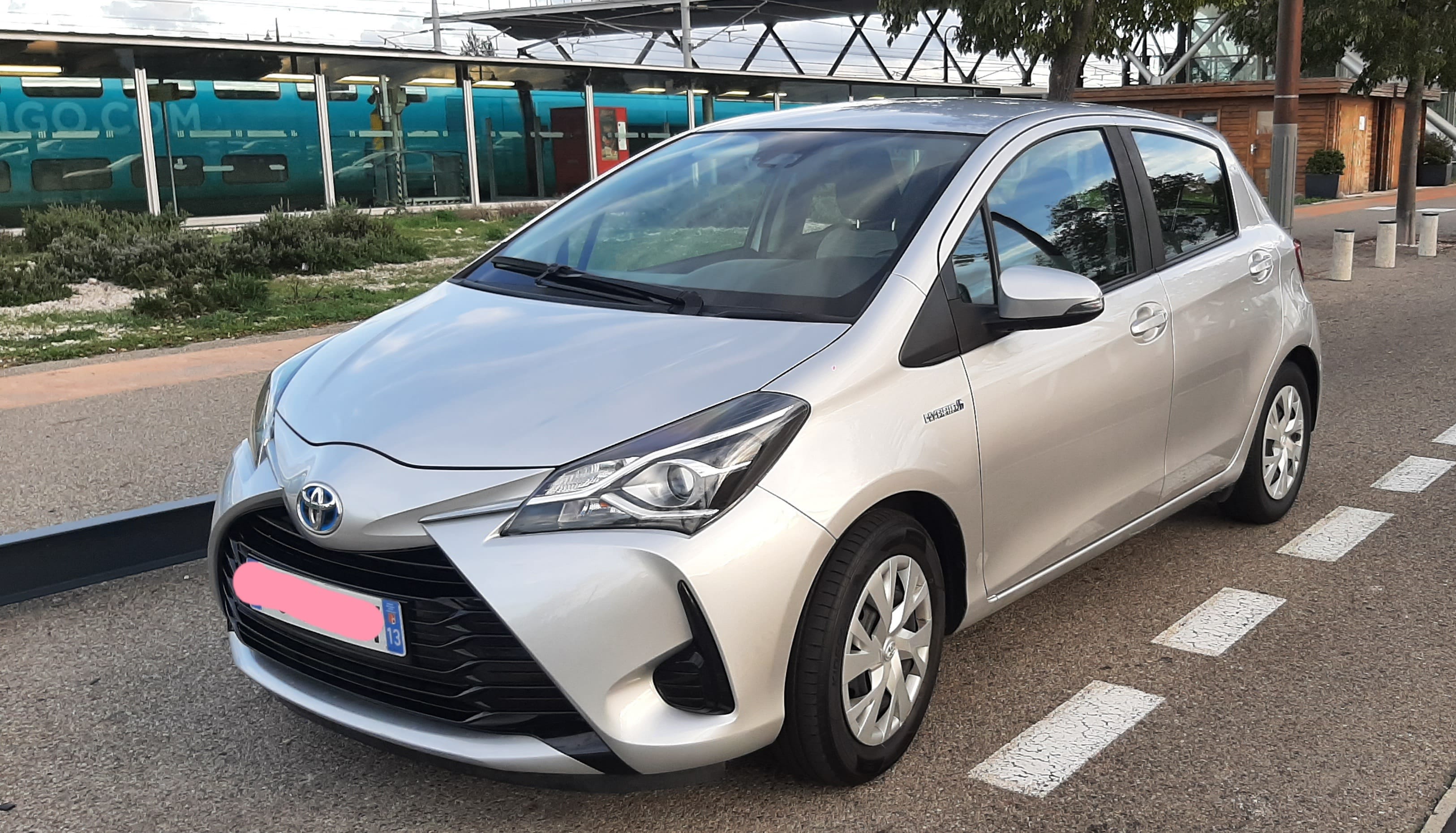 Toyota Yaris, 2019, Essence 95 / Électrique (hybride), automatique