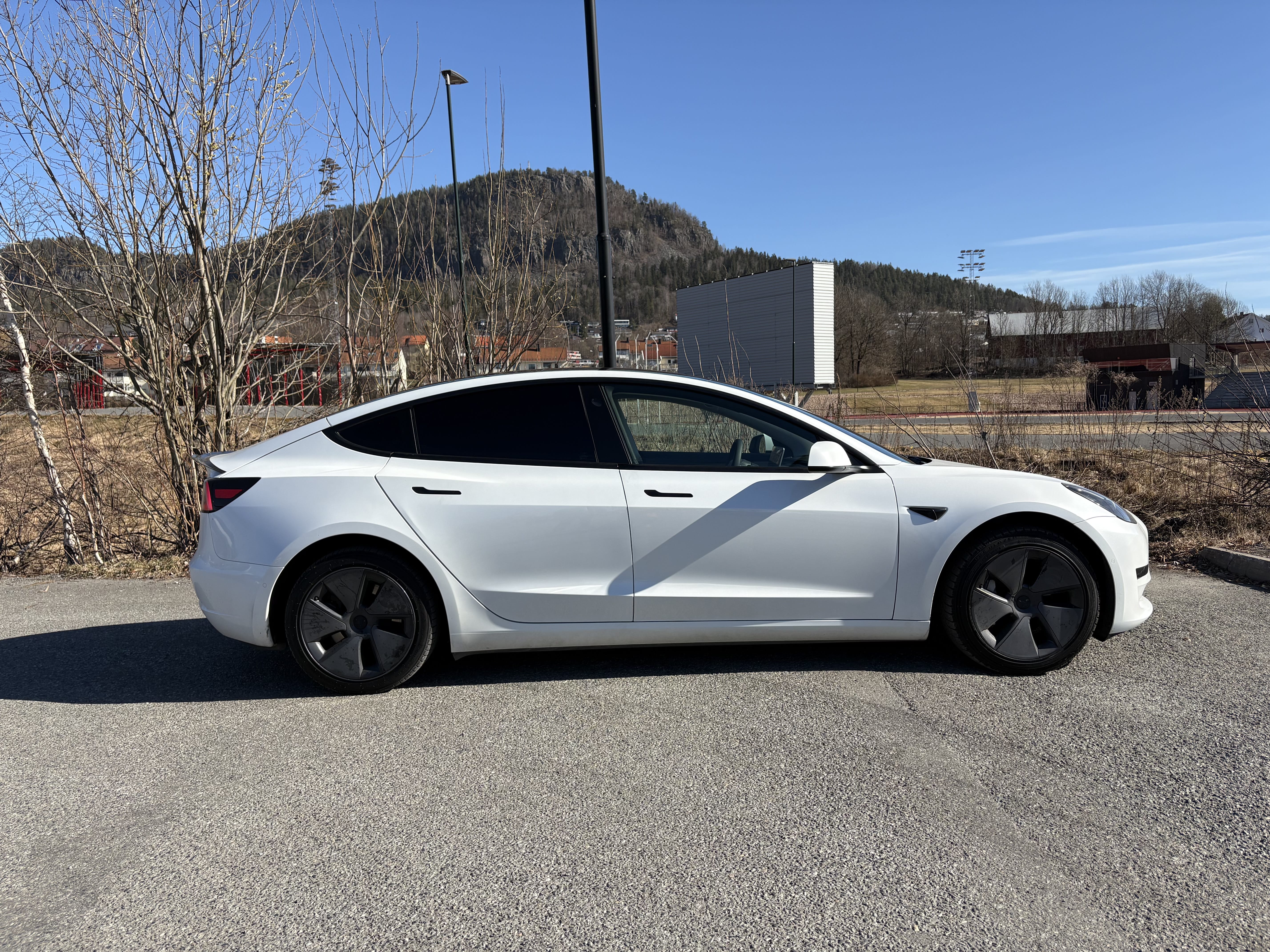 Tesla Model 3 Standard Range Plus med Tilhengerfeste