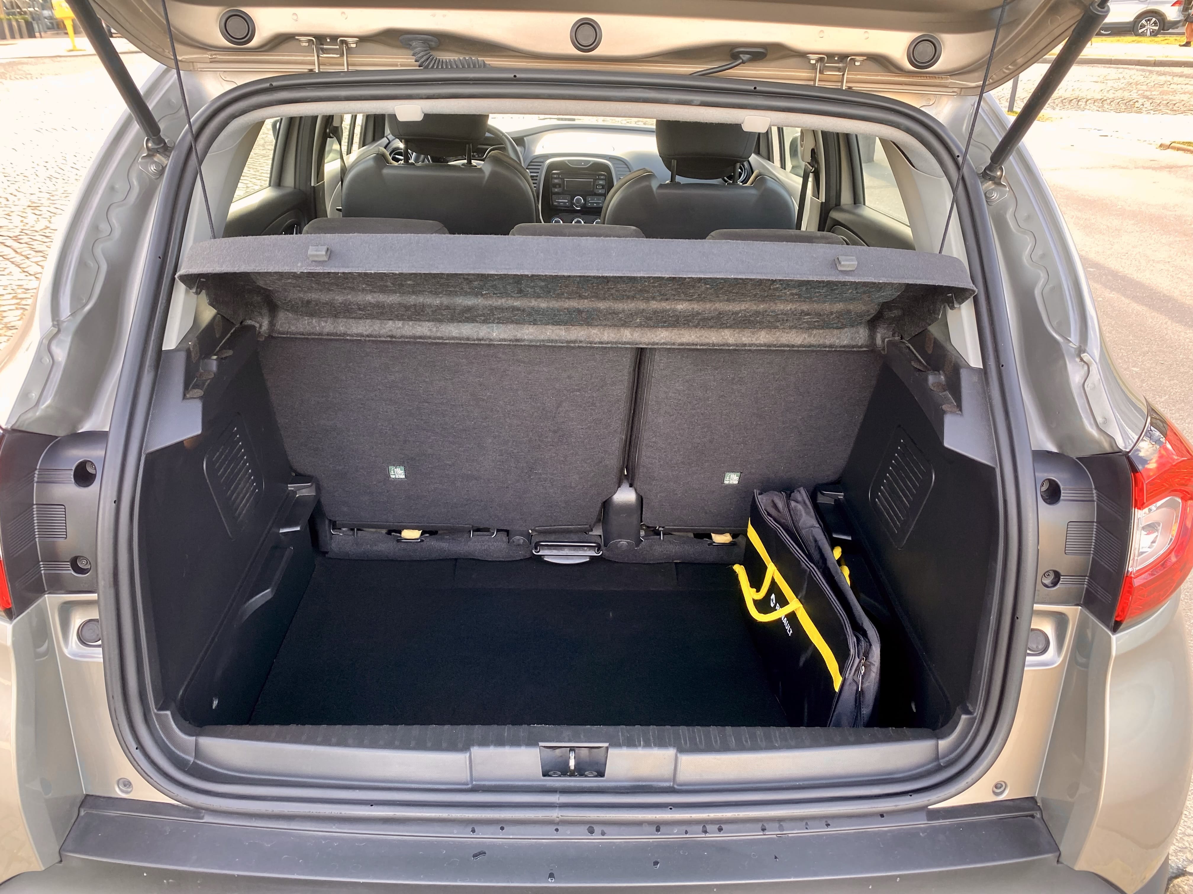 Renault Captur  90 cv / métro ligne 2 / Bluetooth