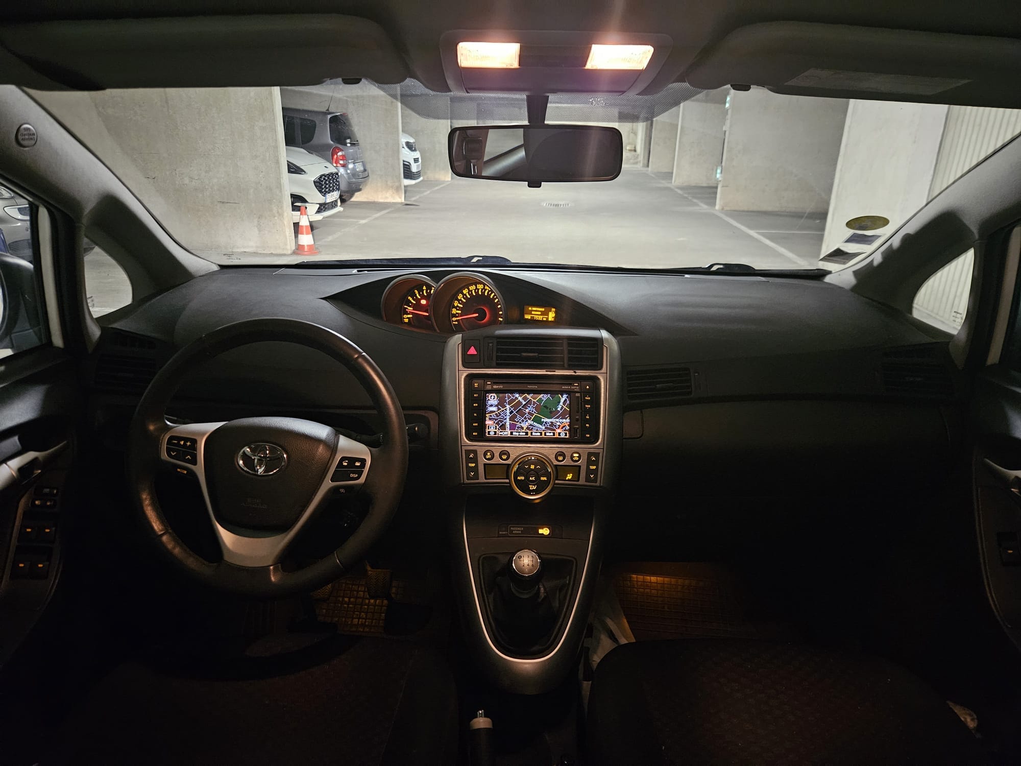Toyota Verso 2.0 D-4D - Sky View - Toutes Options avec Entrée audio / iPod