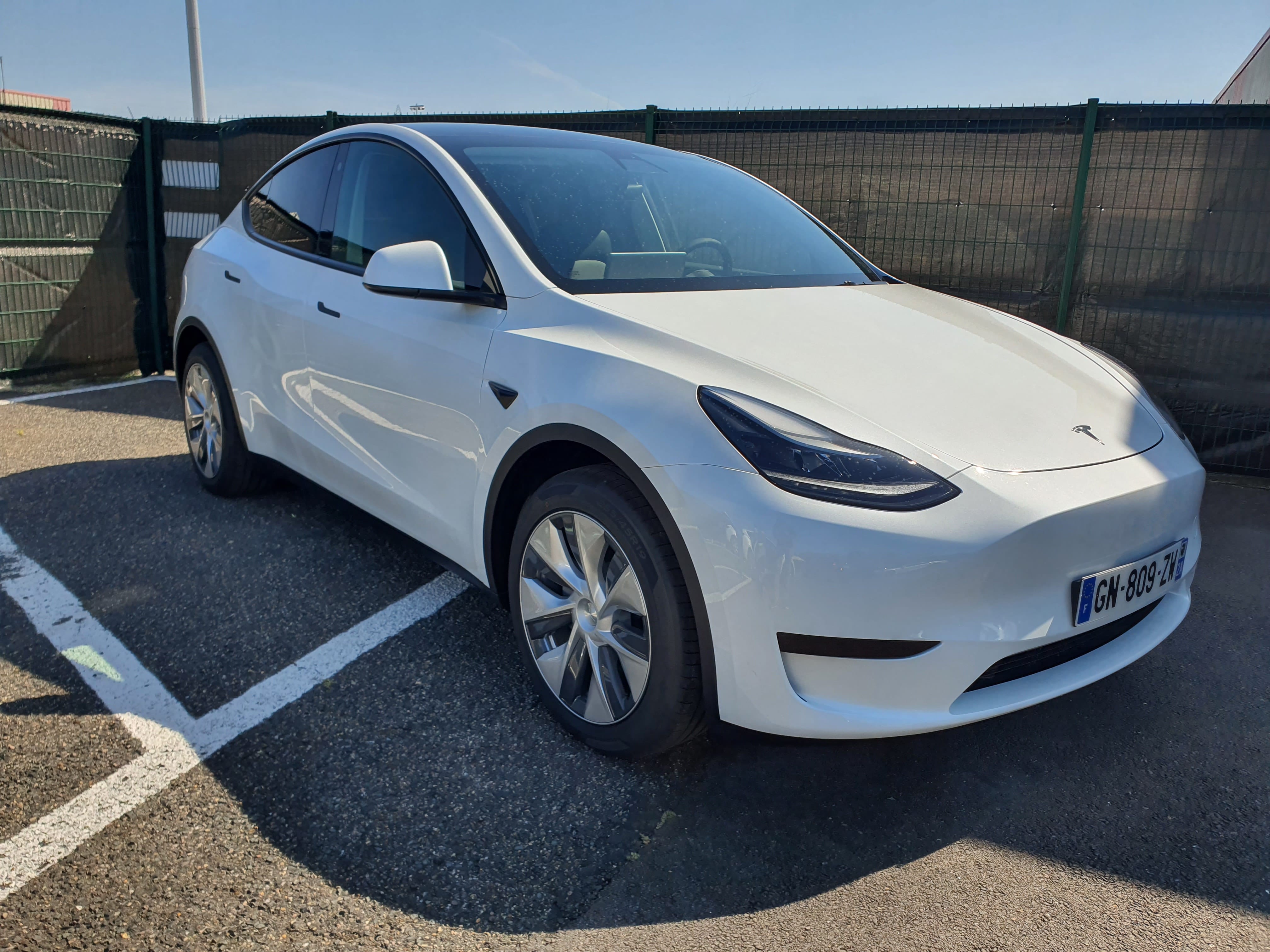 Tesla Model Y avec GPS