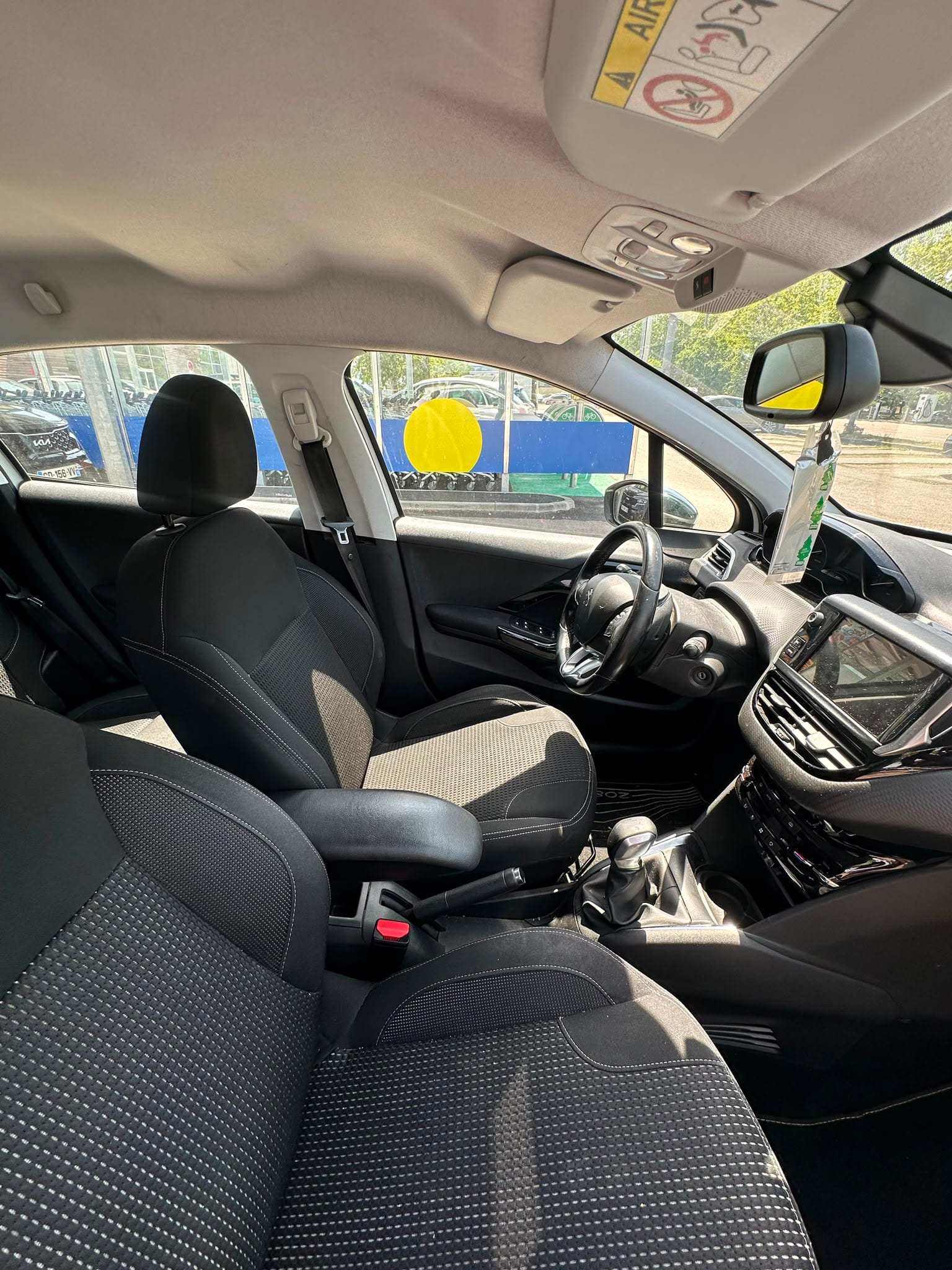 Peugeot 208 avec Siège bébé