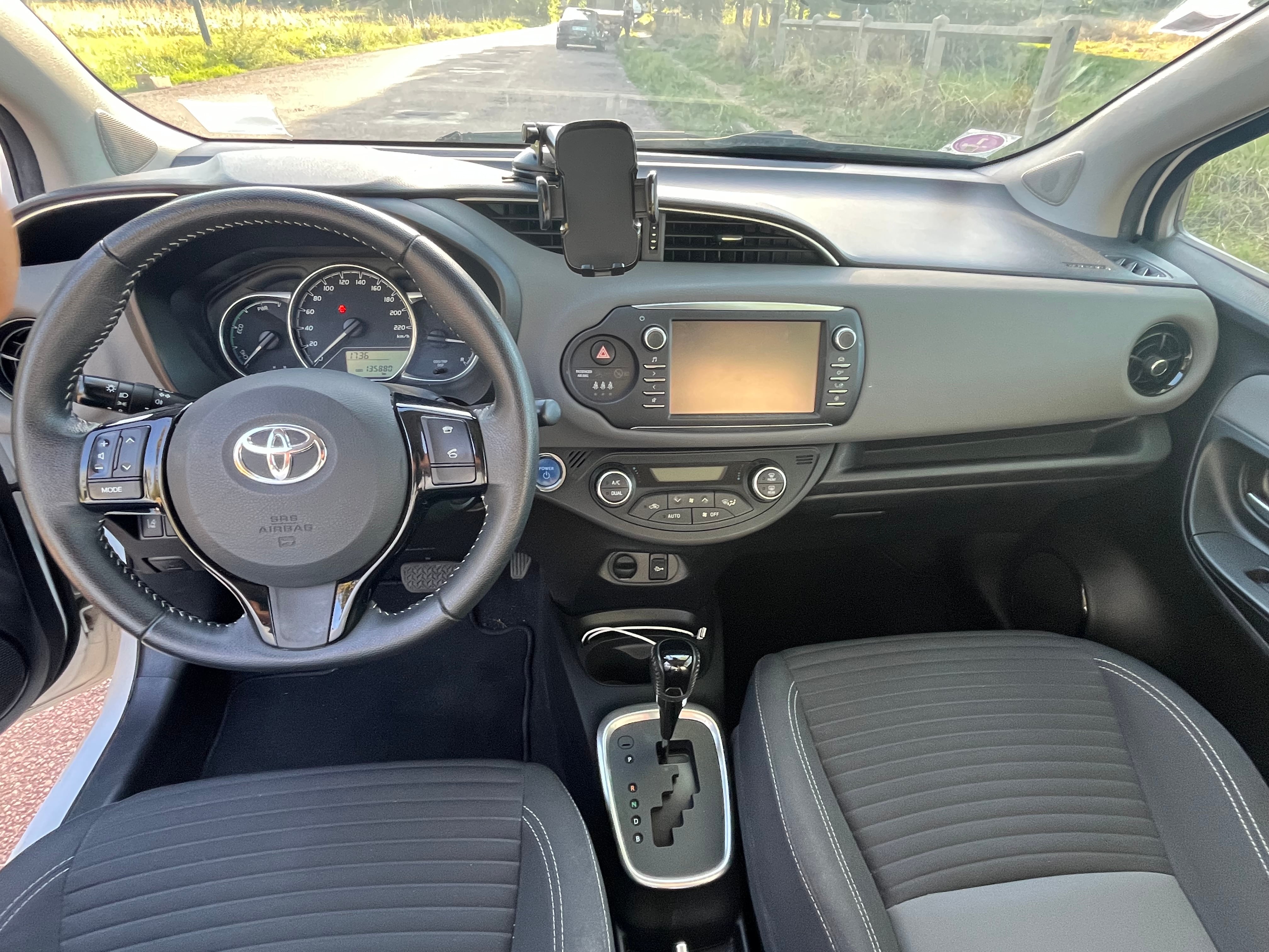 Toyota Yaris Hybride avec Autoradio