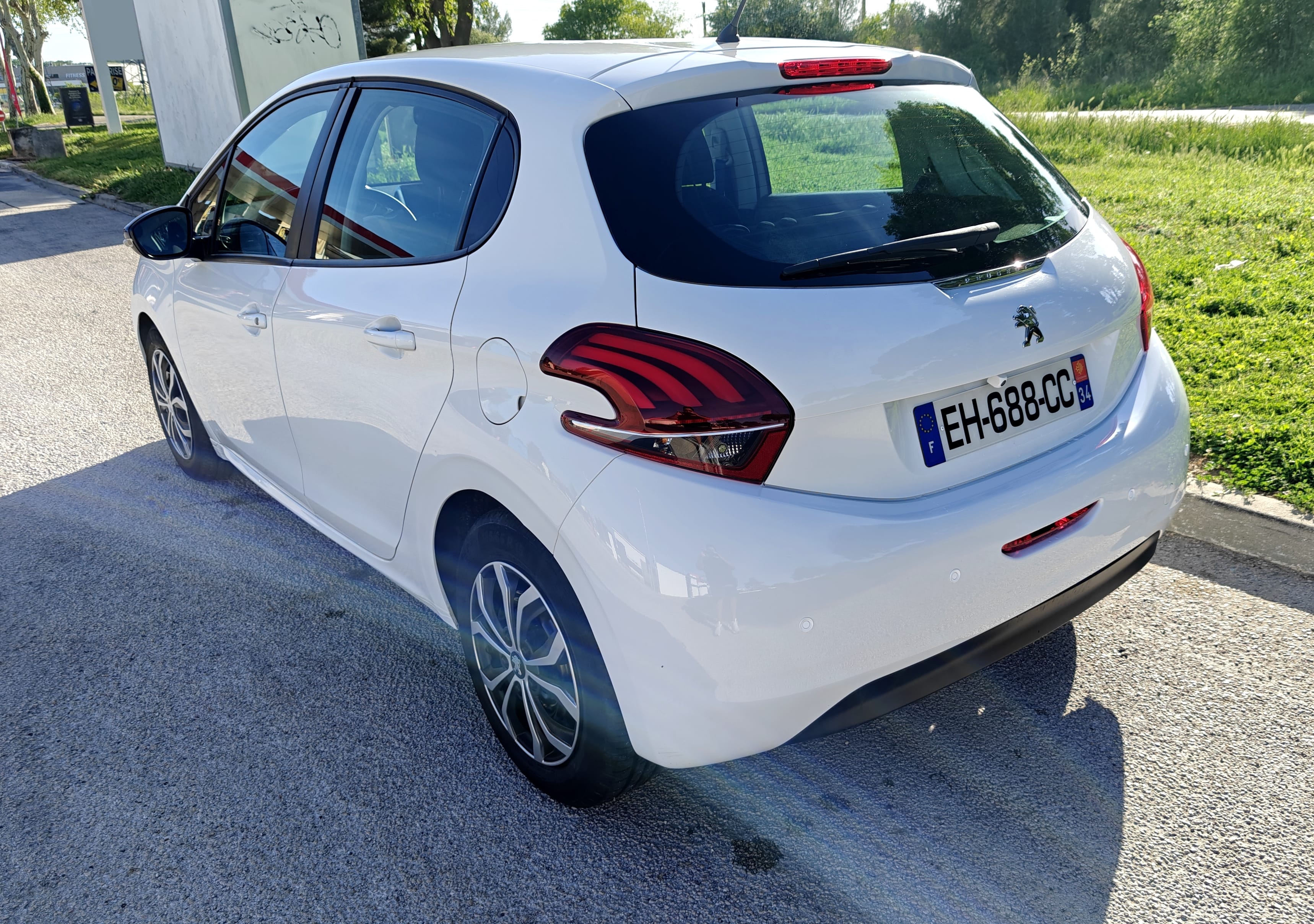 Peugeot 208 with Backup camera