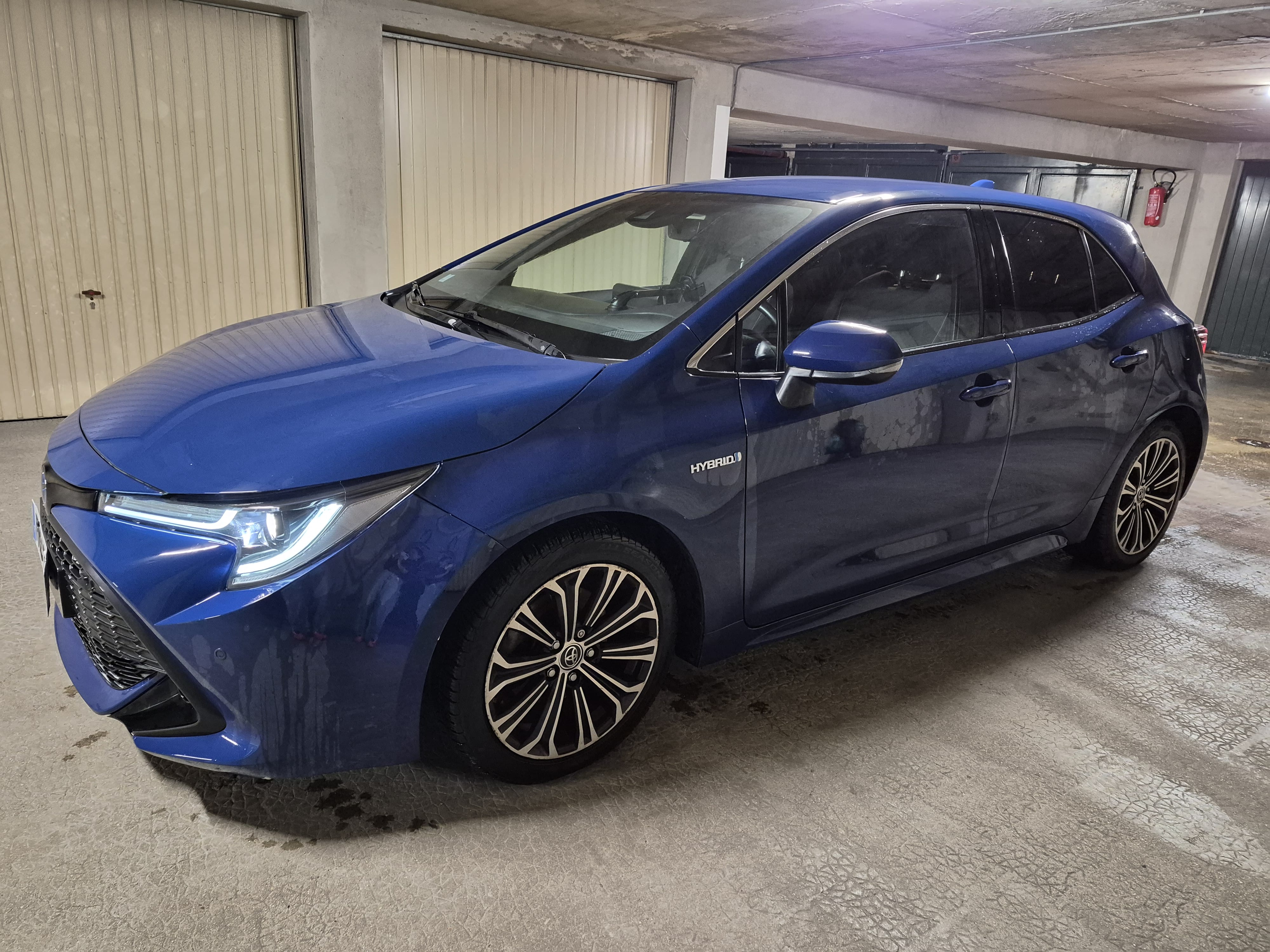 Toyota Corolla, 2019, Essence 95 / Électrique (hybride), automatique