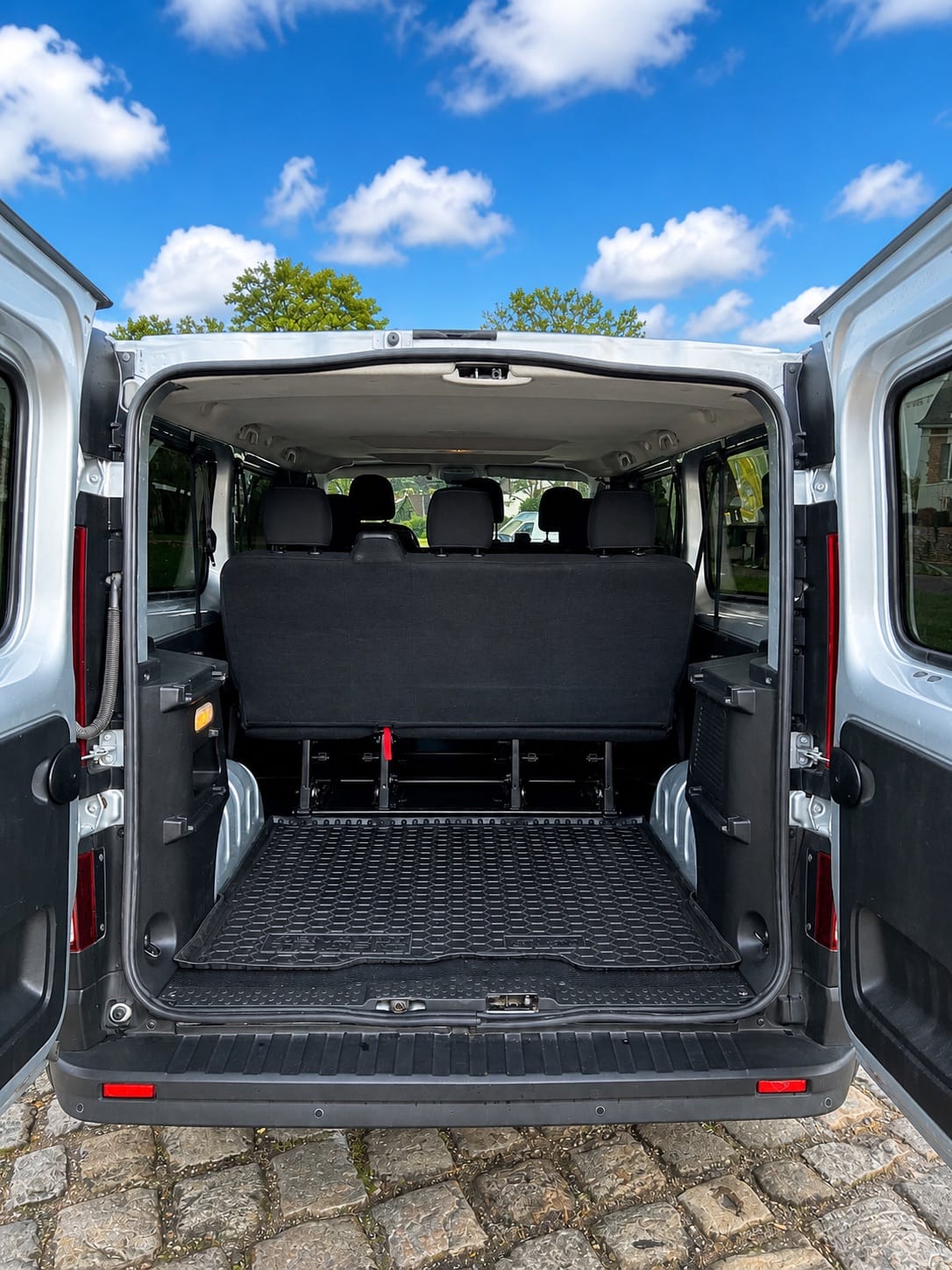 Opel Vivaro Combi avec Entrée audio / iPod