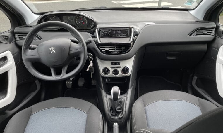 Peugeot 208 avec Autoradio