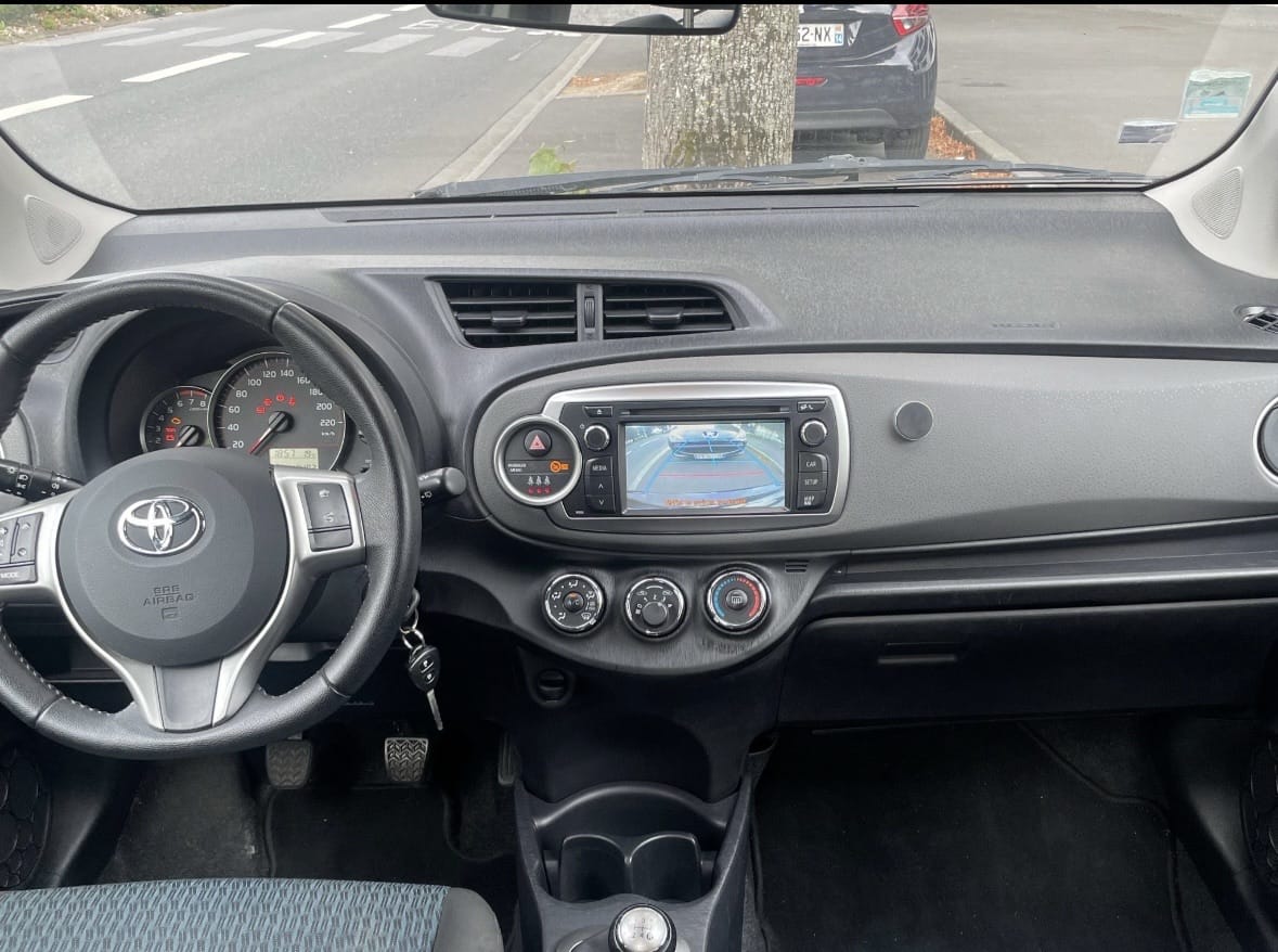 Toyota Yaris avec Siège bébé