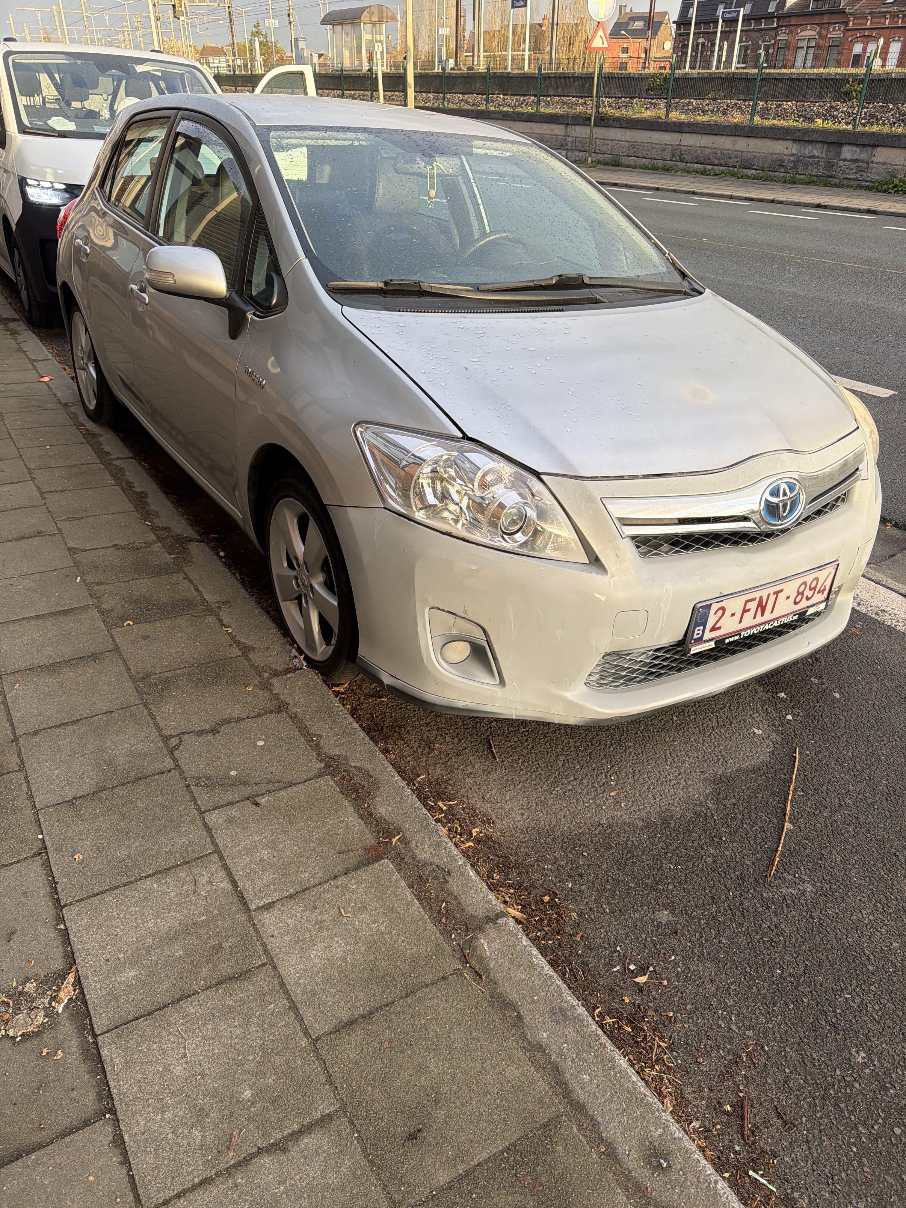 Toyota Auris Hybride, 2011, Euro 95 (E10) / Électrique (hybride), automatique