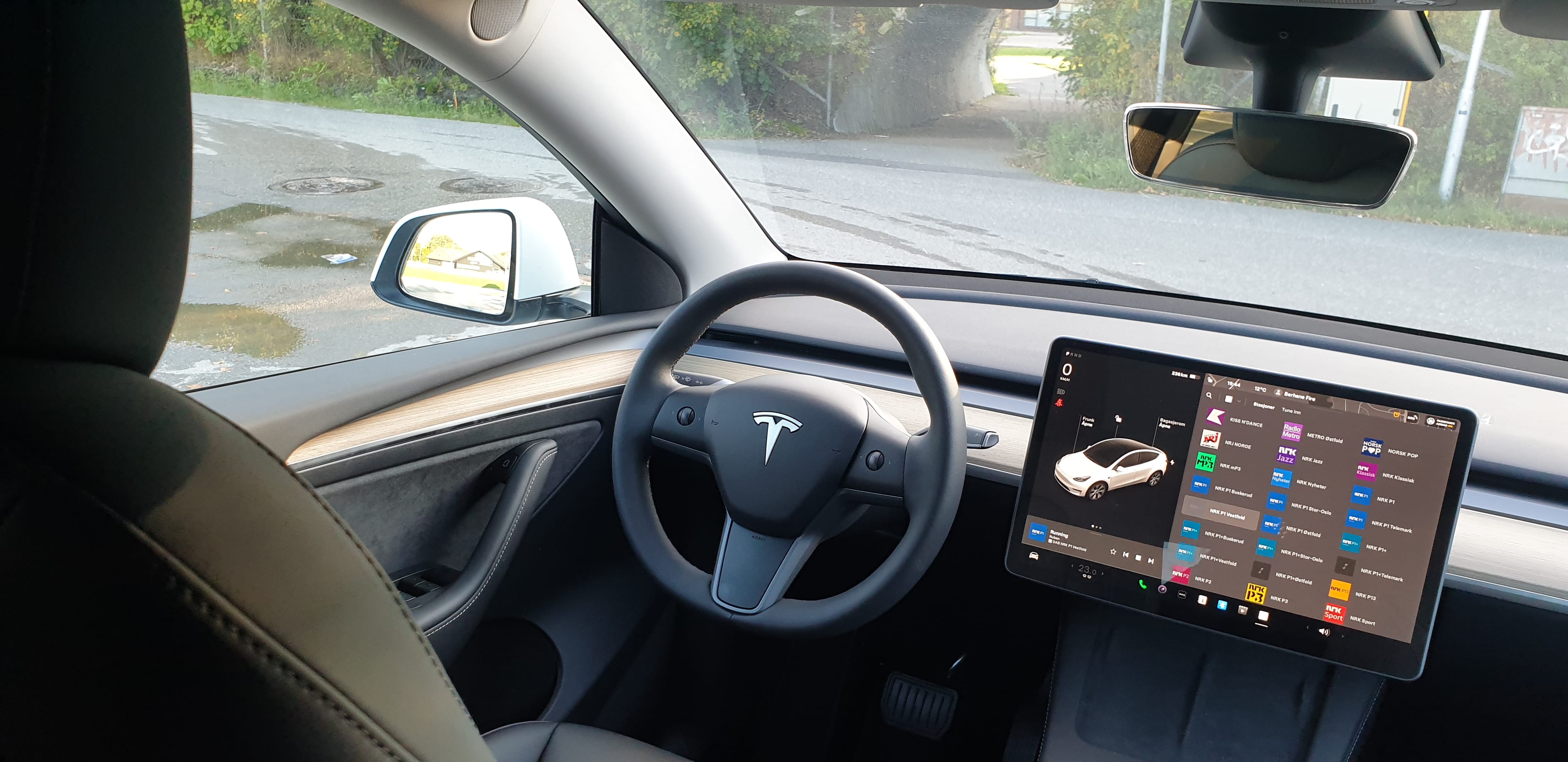Tesla Model Y med Cruisekontroll